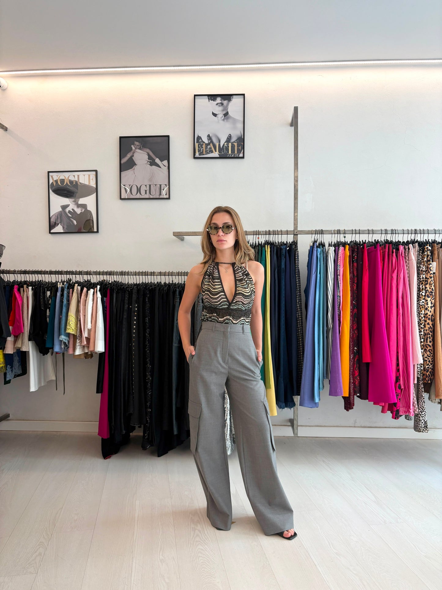 Top in fantasia a onde + Pantalone palazzo cargo grigio