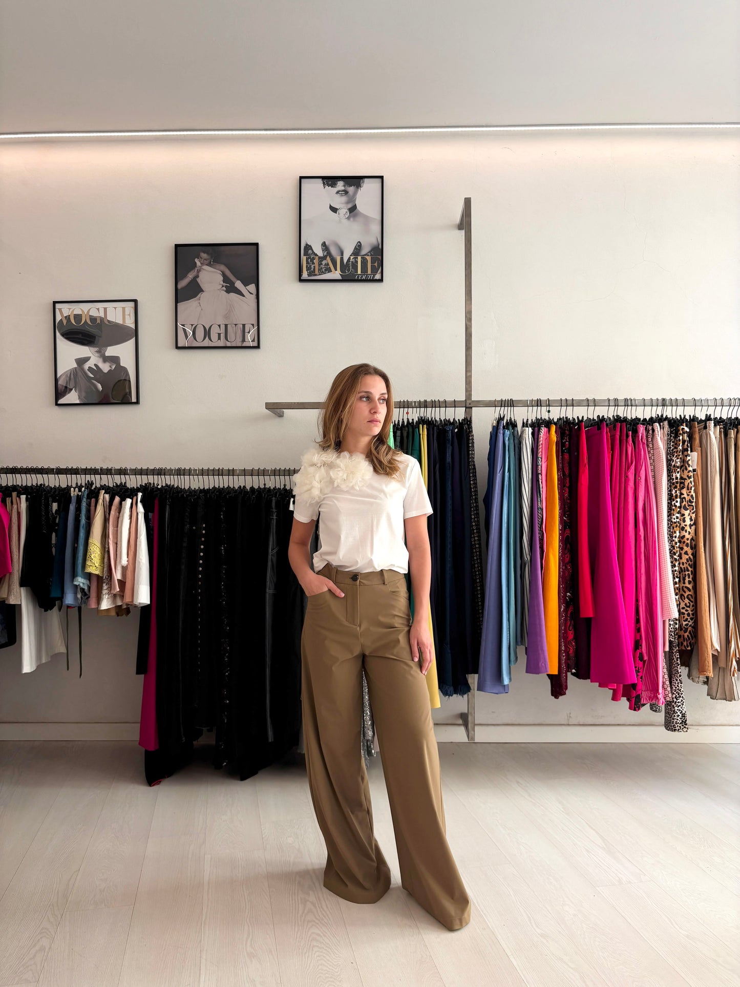 T-Shirt bianca con fiori + Pantalone palazzo marrone
