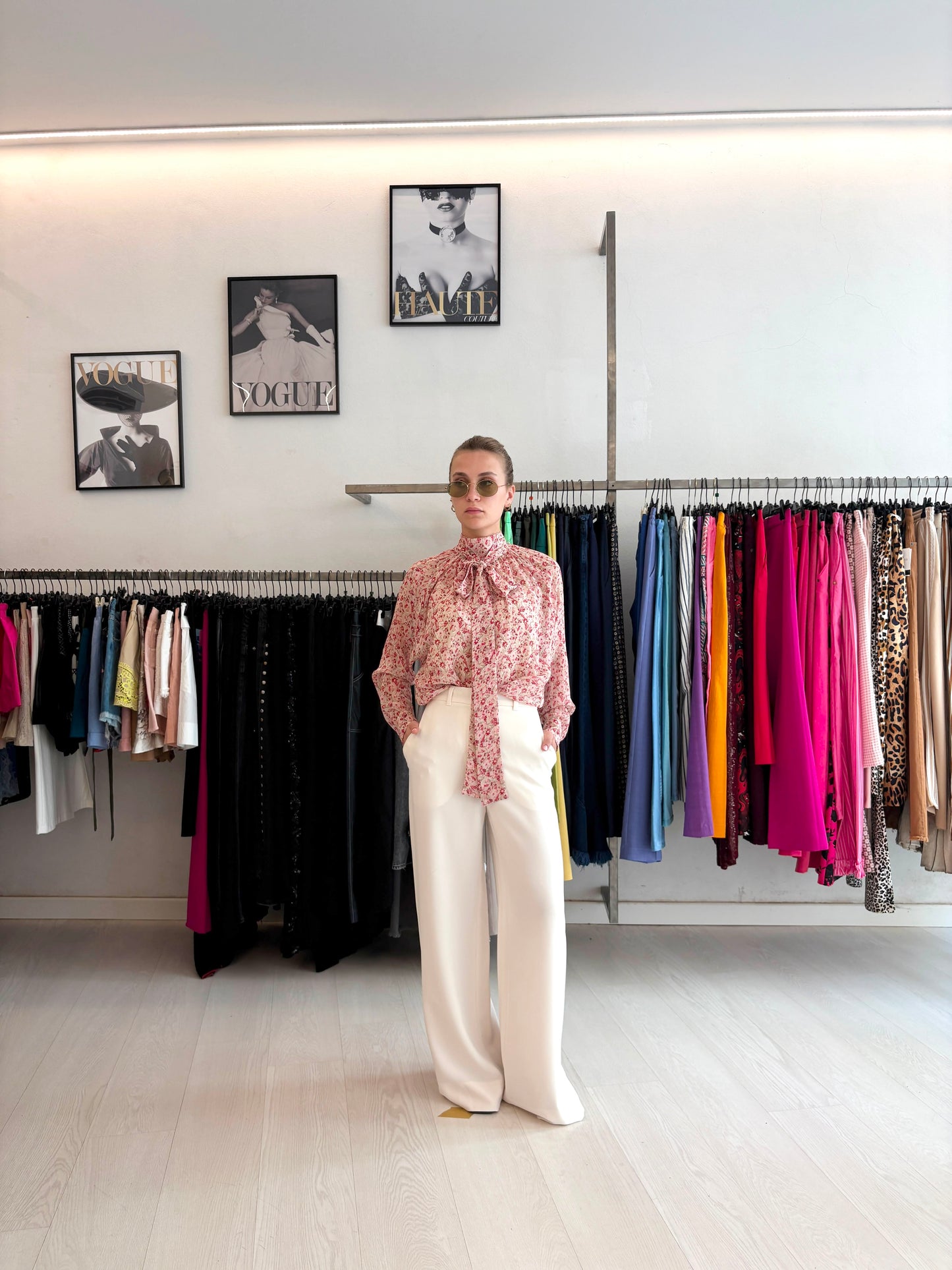 Camicia in seta floreale rossa + Pantalone a palazzo panna + Occhiali da sole ovali