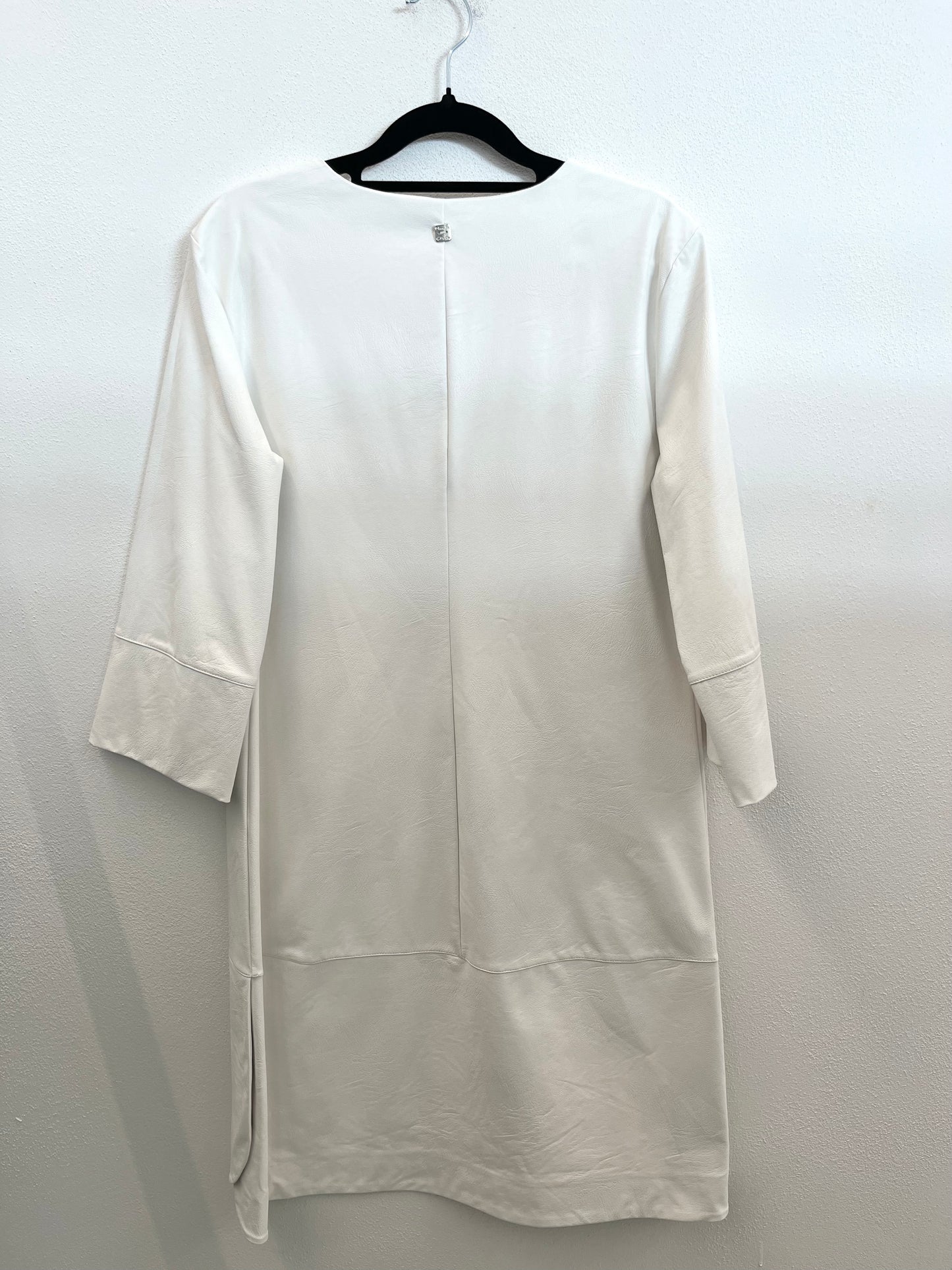 Abito di Manila Grace a trapezio con scollo a V in eco pelle
