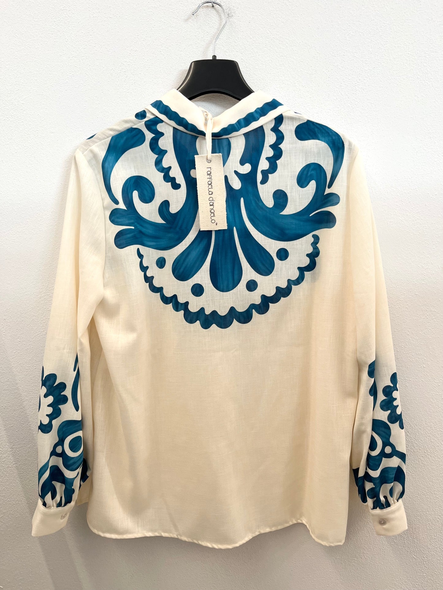 Camicia di Raffaella D'Angelo con fantasia damascata blu ottanio