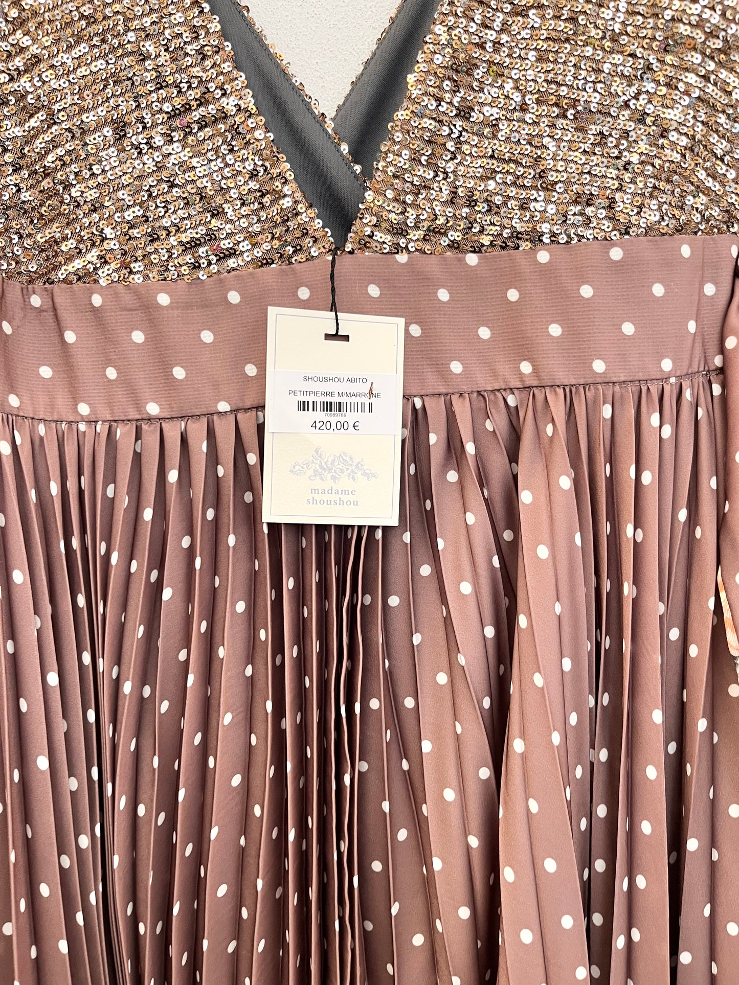 Abito Elegante di Madame ShouShou con Top Paillettes Bronzo e Gonna Plissettata a Pois