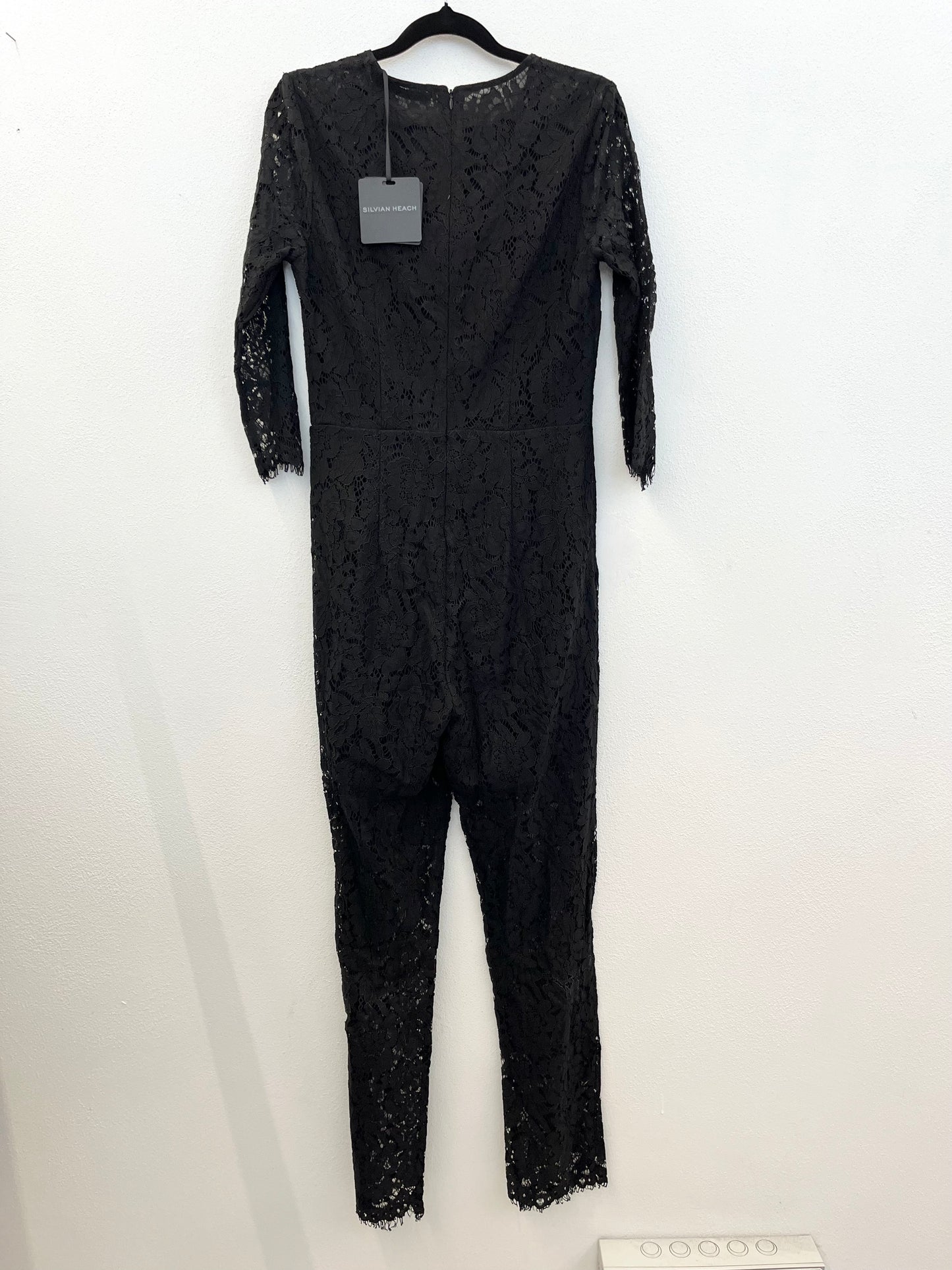 Jumpsuit di Silvian Heach Elegante in Pizzo Nero con Trasparenze Sartoriali