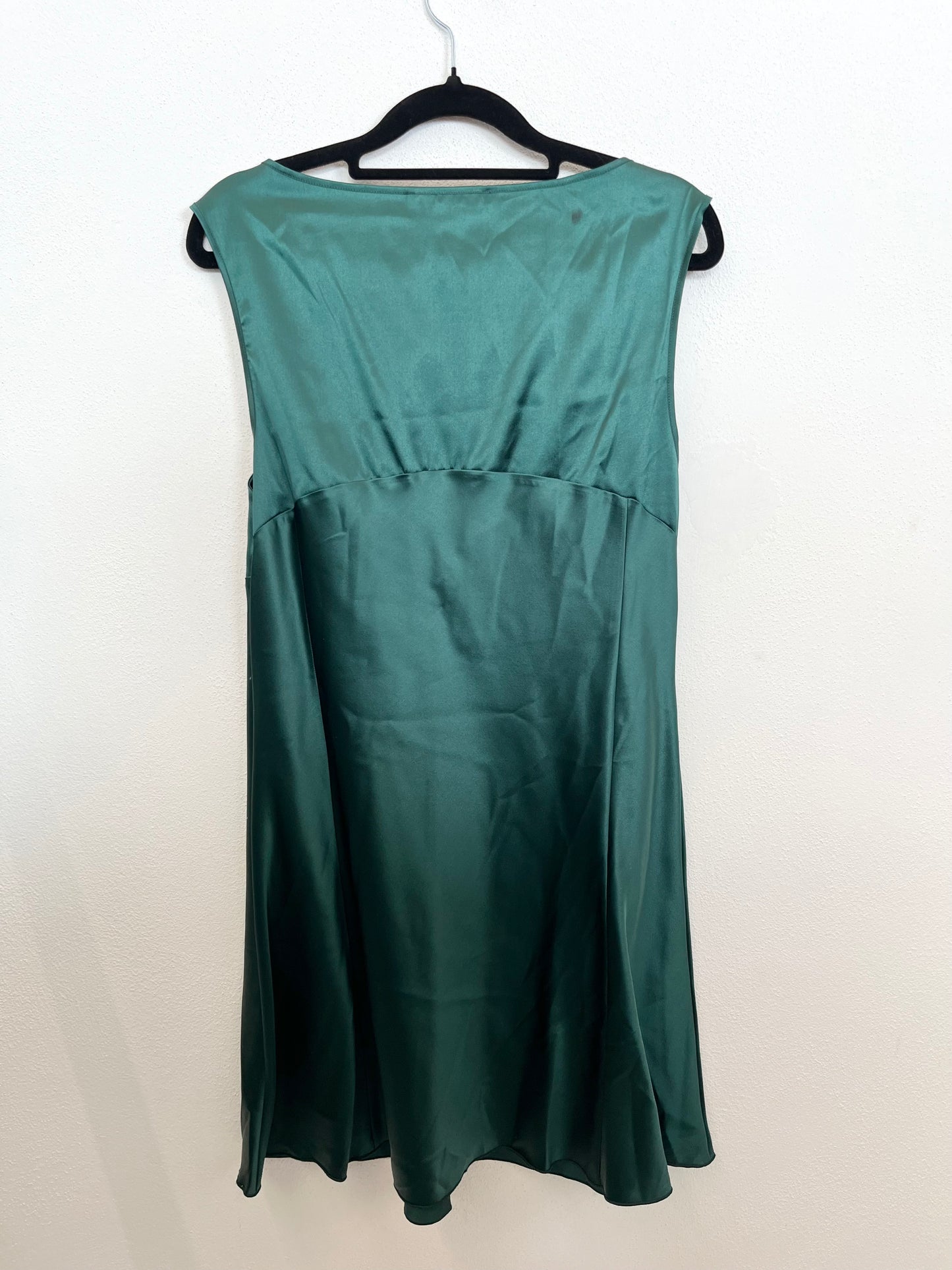 Abito di Carla G. in Satén Verde Smeraldo con Fiore