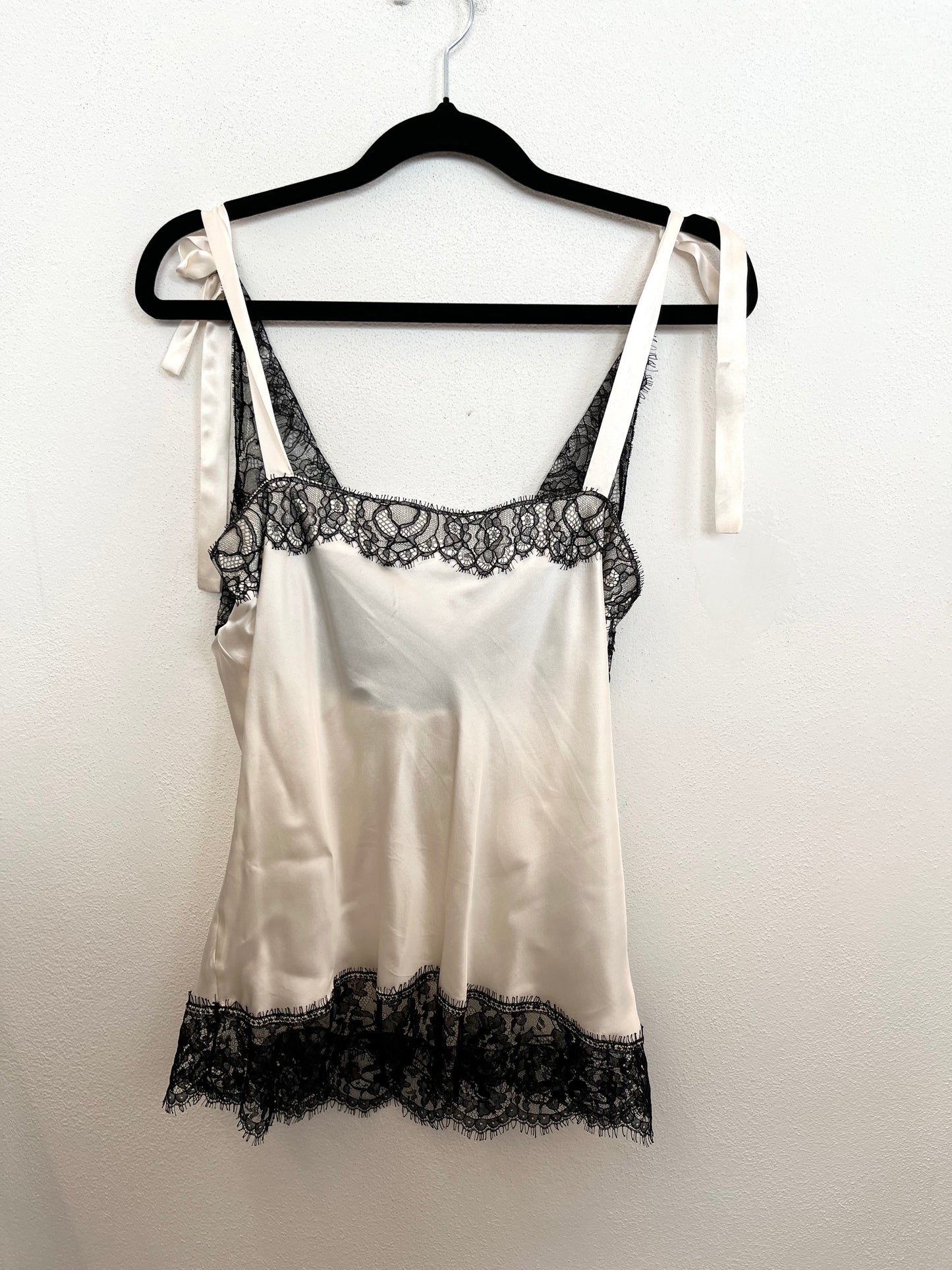 Top lingerie di Pinko stile sottoveste con inserti in pizzo