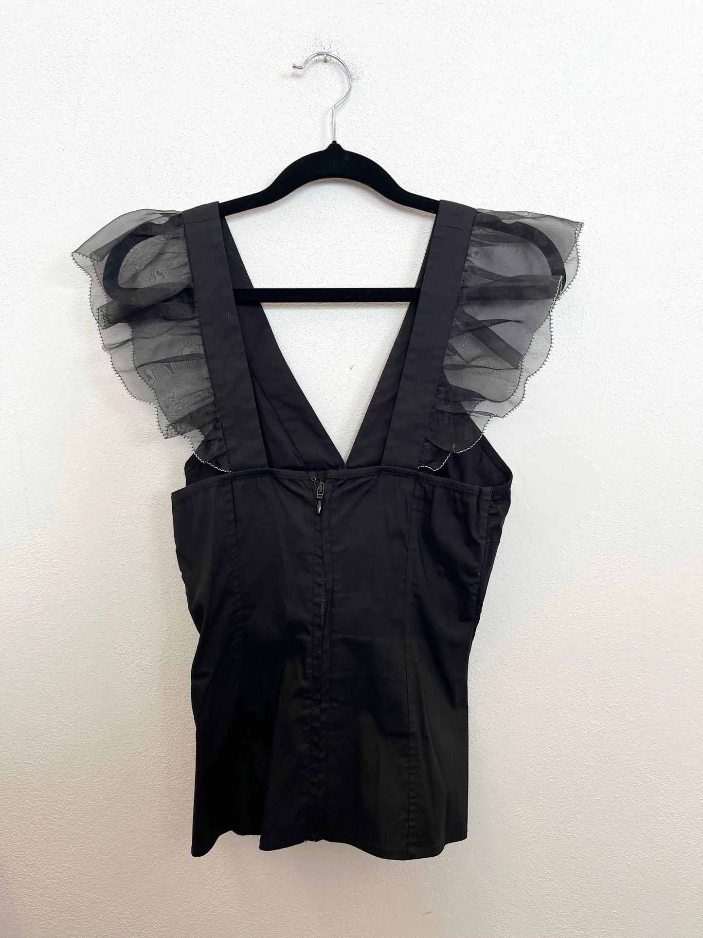 Top di Elisabetta Franchi smanicato con scollo a V e spalline in organza