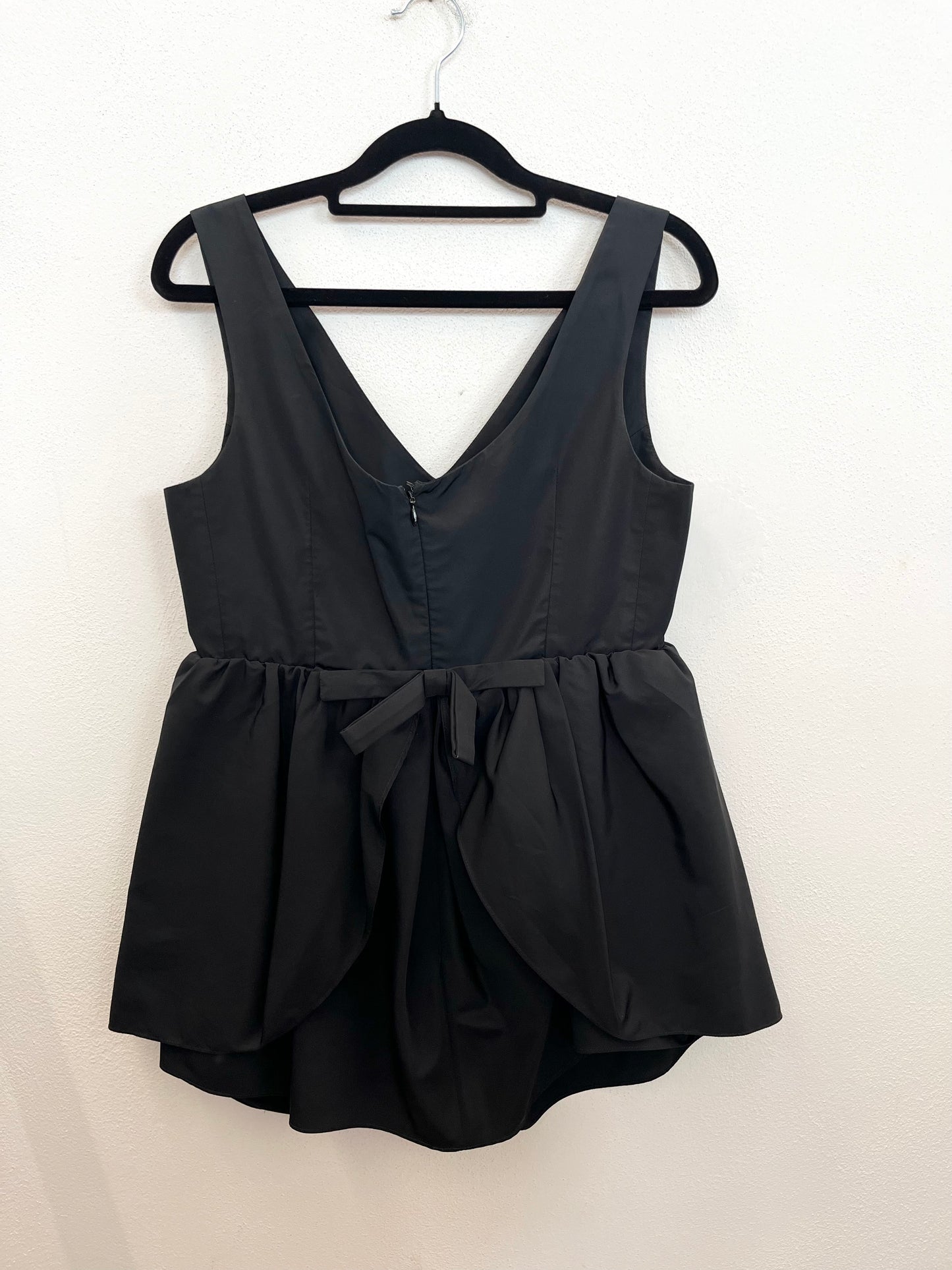 Blusa Carven smanicata con baschina a ruota