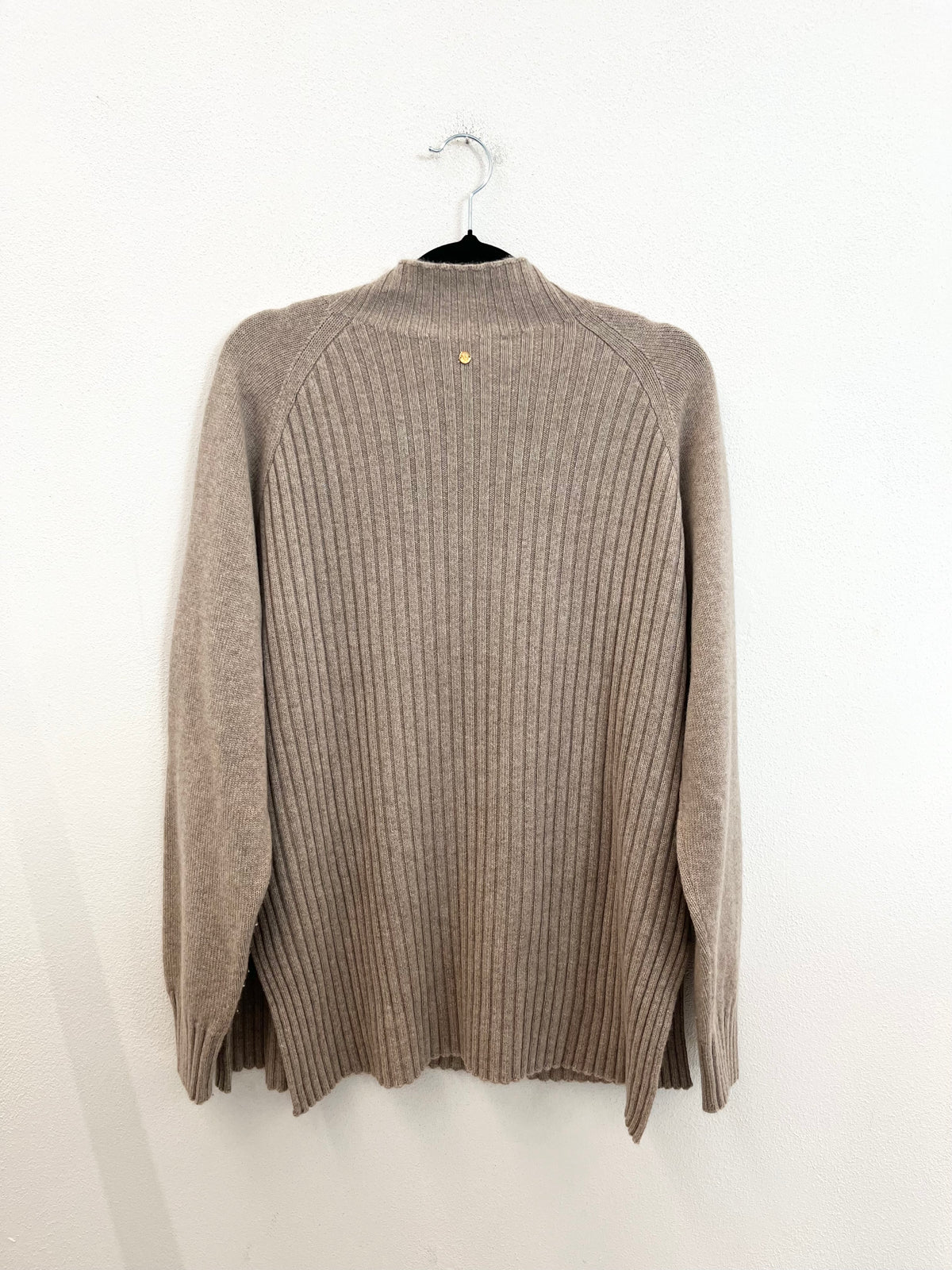 Maglione Andre Maurice in Maglia Rasata Beige con Mezzo Collo a Coste