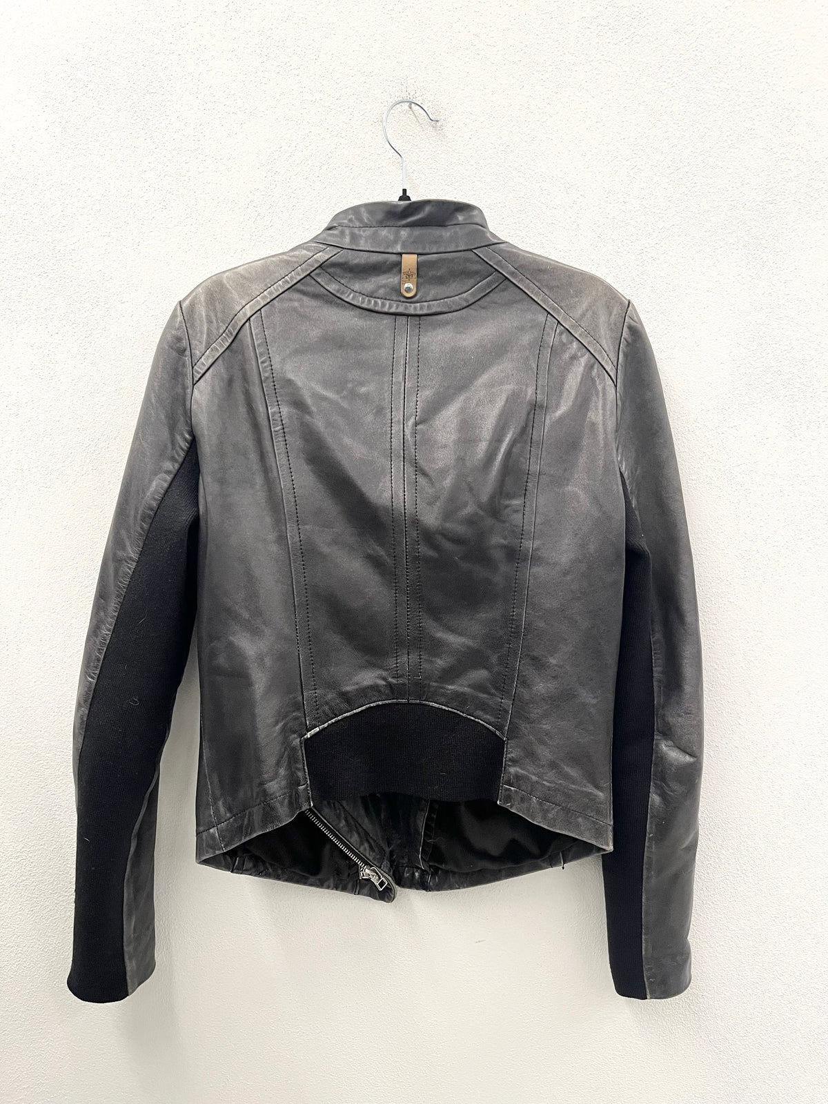 Giacca in Pelle Nera Asimmetrica Mackage