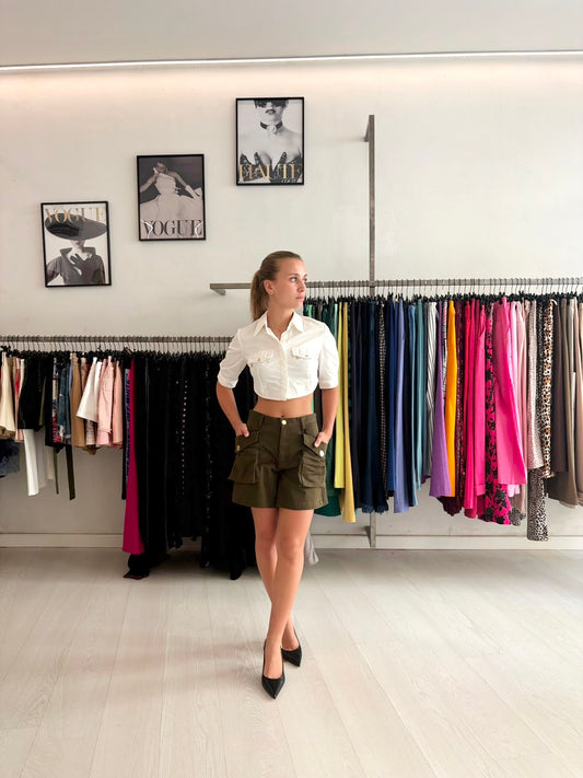 Camicia cropped bianca + Shorts verdone