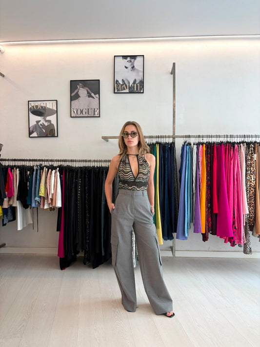 Top in fantasia a onde + Pantalone palazzo cargo grigio