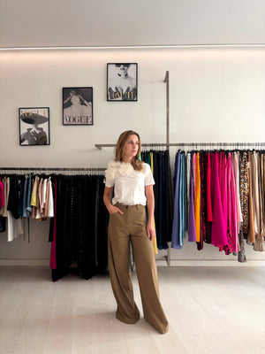 T-Shirt bianca con fiori + Pantalone palazzo marrone
