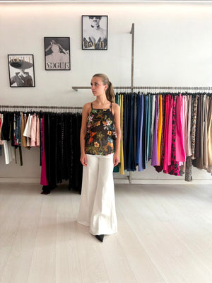 Top a canotta in fantasia + Jeans bianco a palazzo