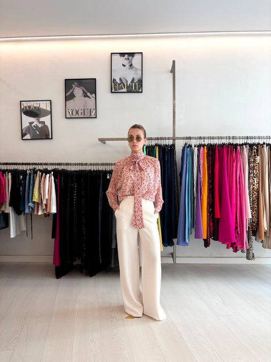 Camicia in seta floreale rossa + Pantalone a palazzo panna + Occhiali da sole ovali