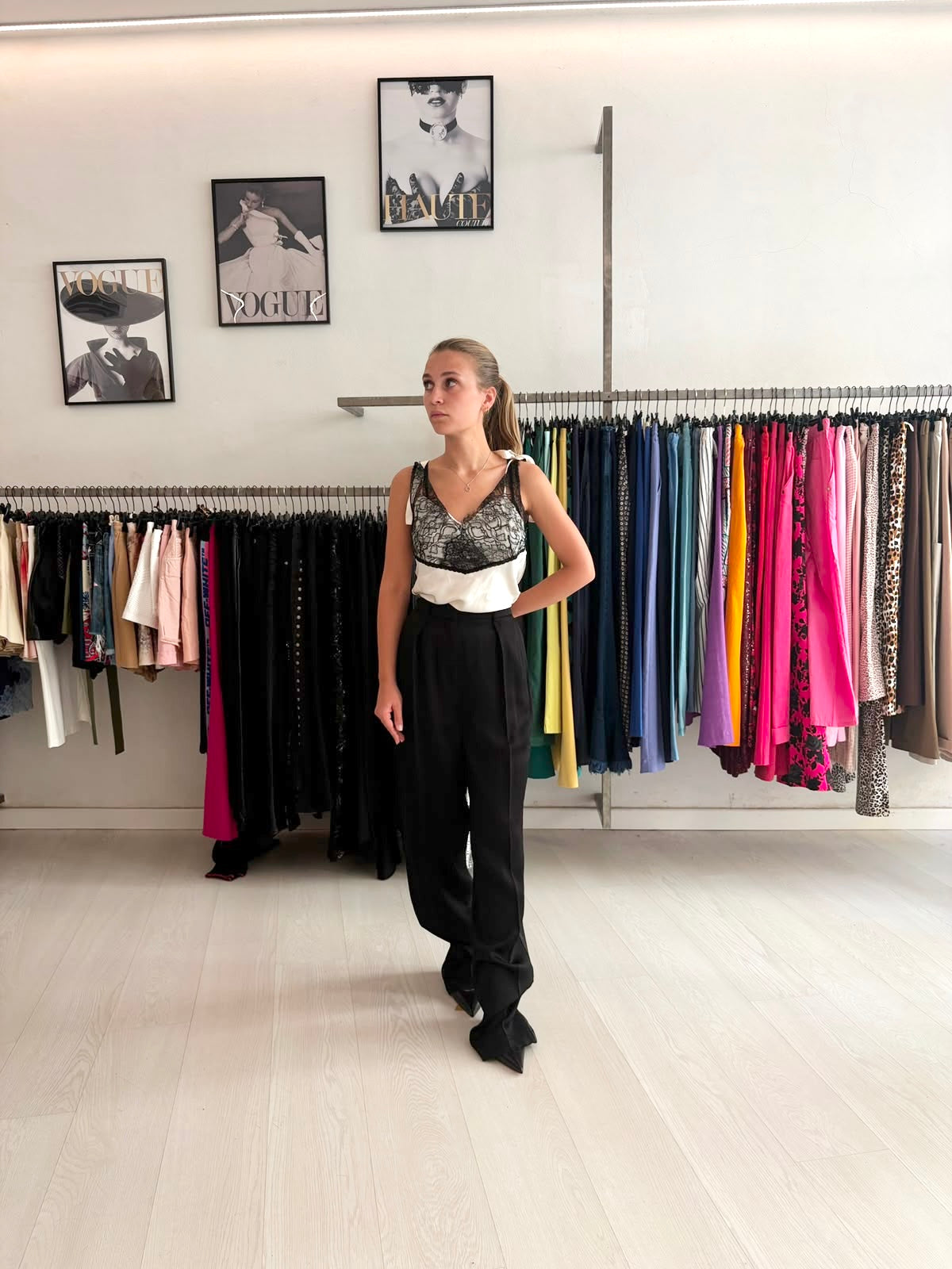 Top panna nero in pizzo + Pantalone sartoriale a gamba larga