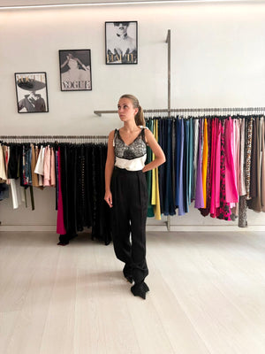 Top panna nero in pizzo + Pantalone sartoriale a gamba larga