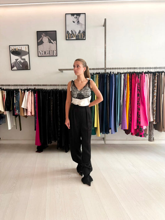 Top panna nero in pizzo + Pantalone sartoriale a gamba larga