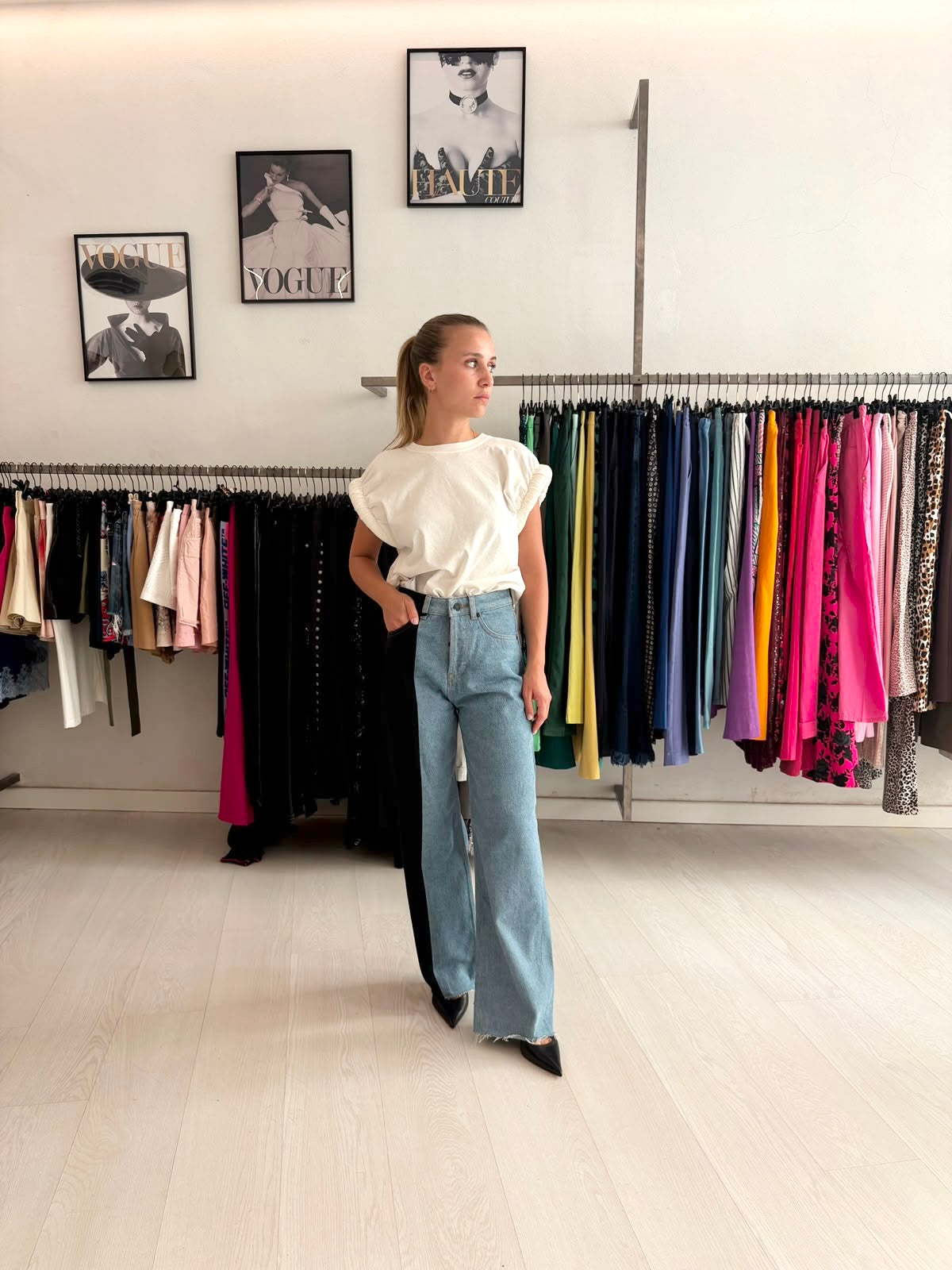 T-shirt bianca con spalline + Jeans palazzo bicolor
