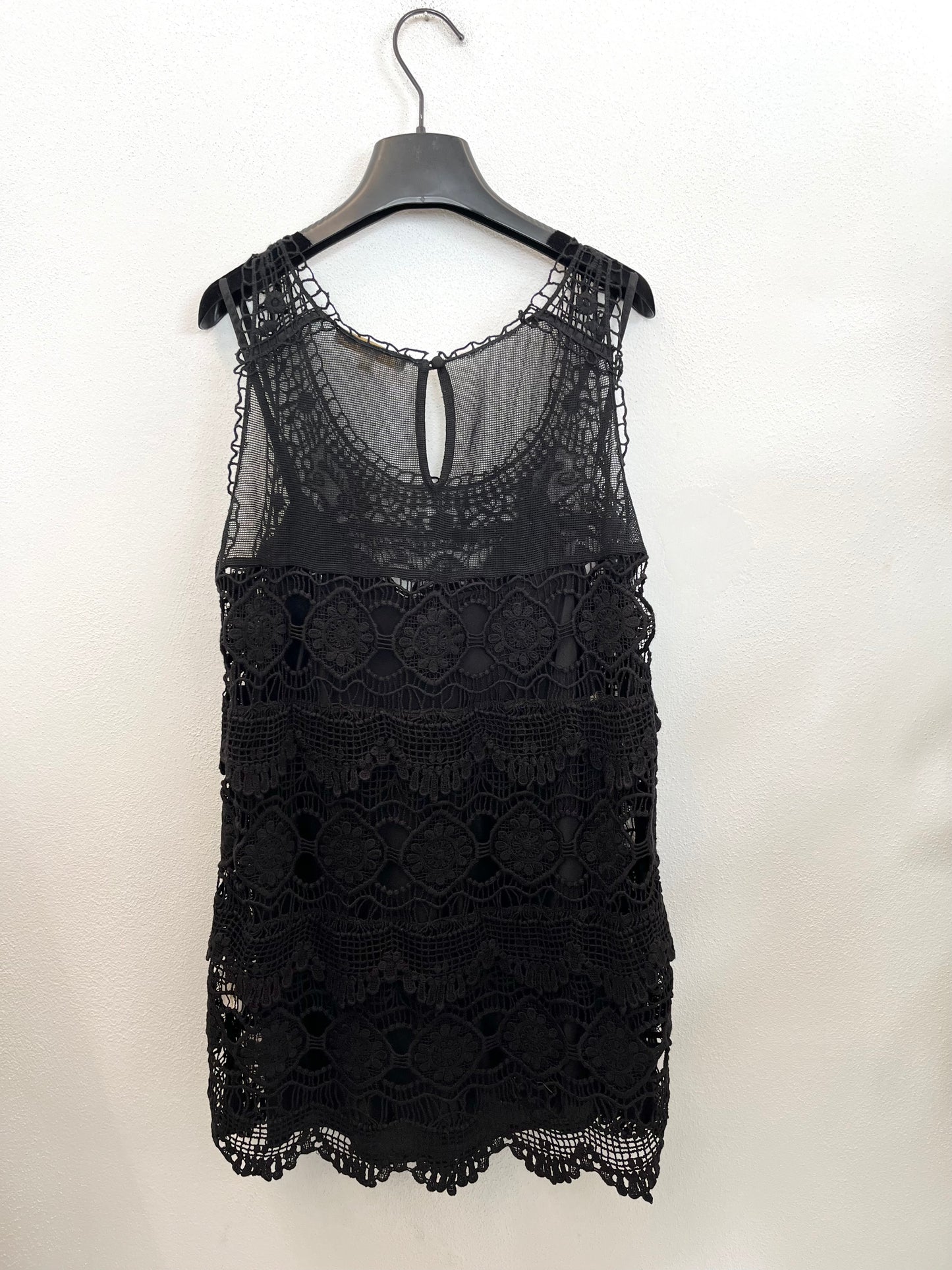 Maglia di Gold Hawk smanicata in crochet multistrato