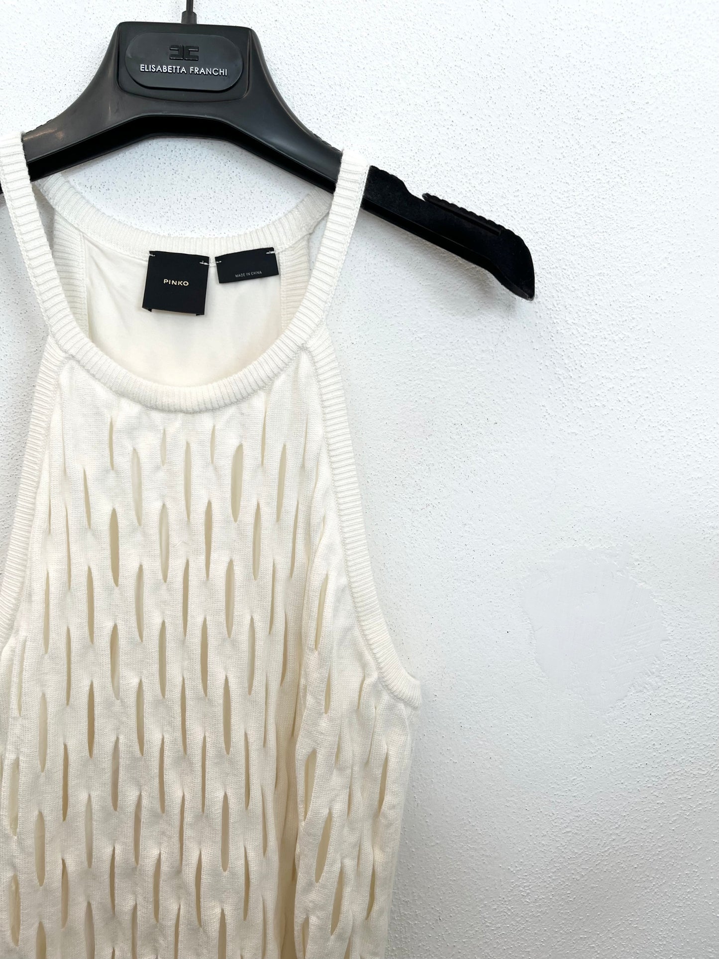 Top di Pinko in maglia traforata con frange