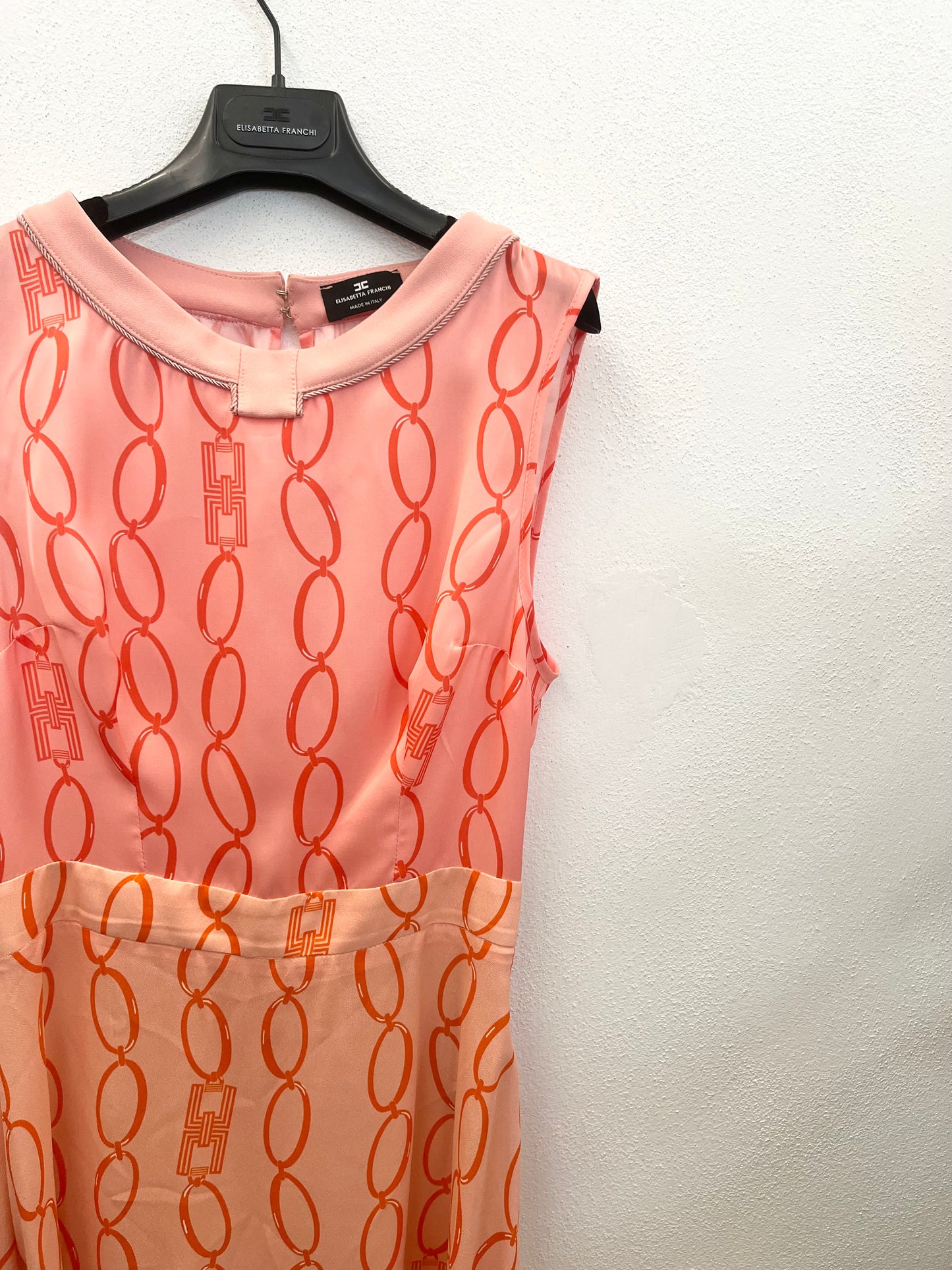 Abito di Elisabetta Franchi smanicato con stampa catena