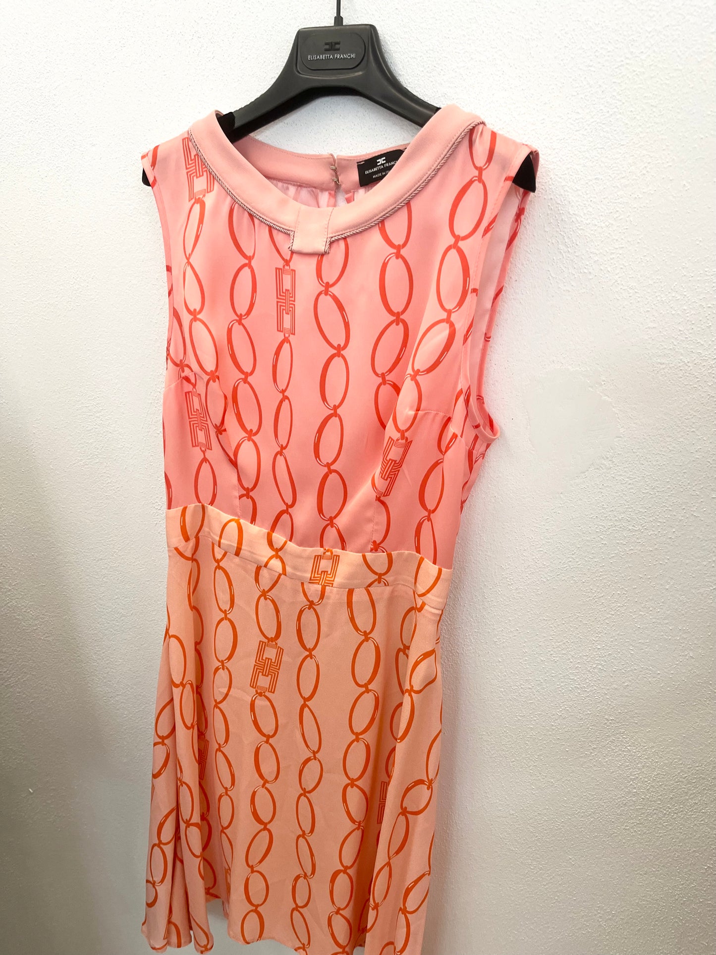 Abito di Elisabetta Franchi smanicato con stampa catena