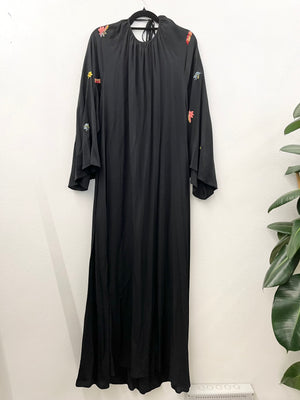 Beatrice's long caftan with floral embroidery