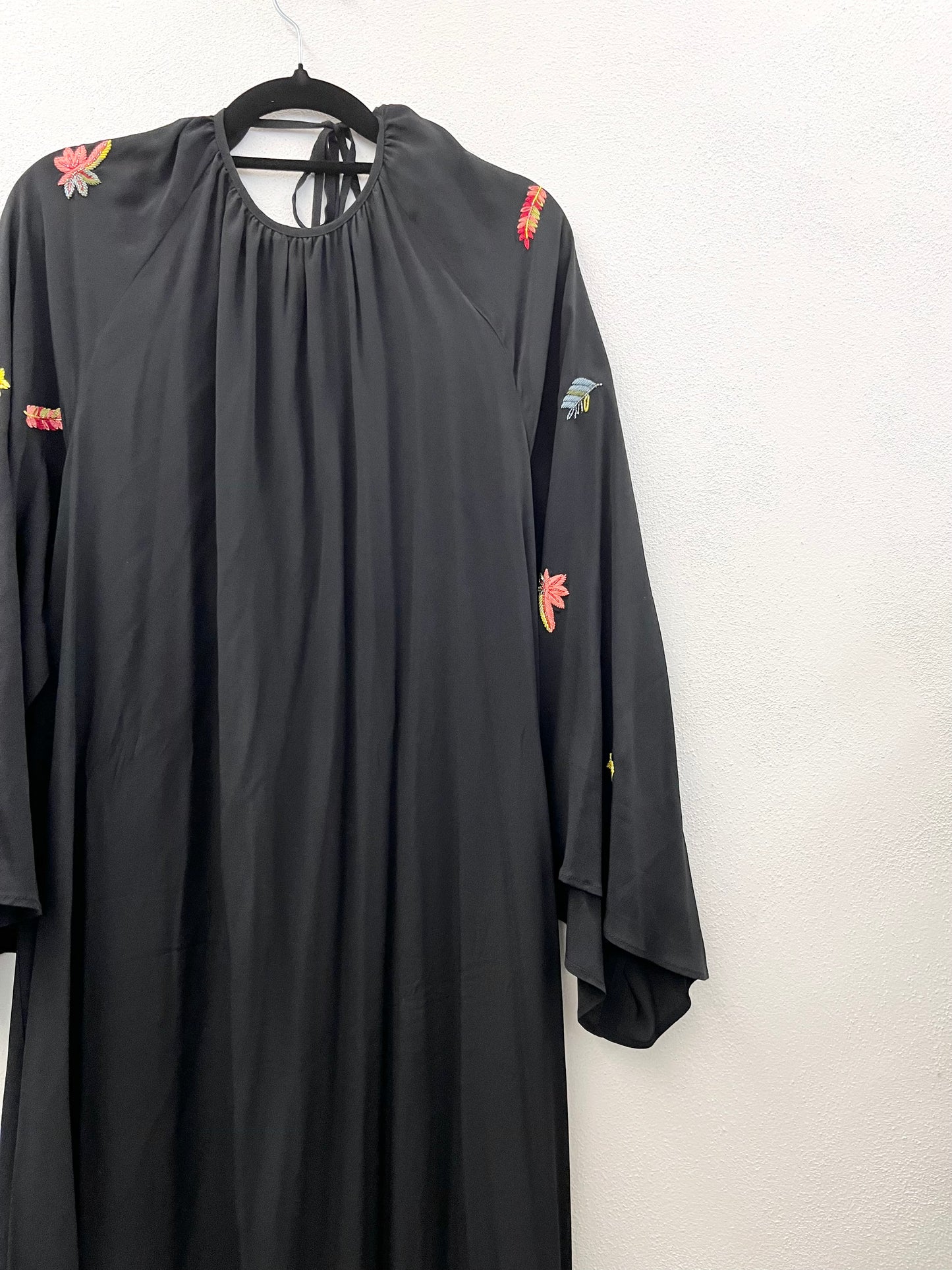Beatrice's long caftan with floral embroidery