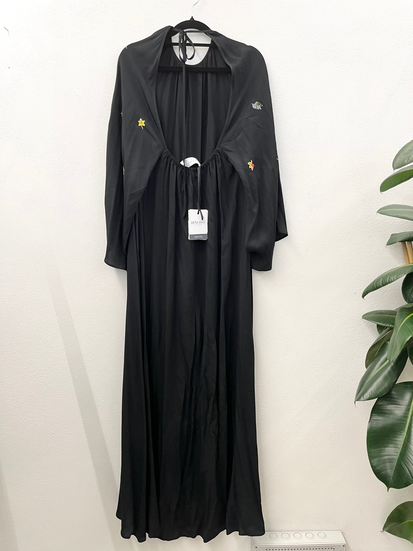 Beatrice's long caftan with floral embroidery