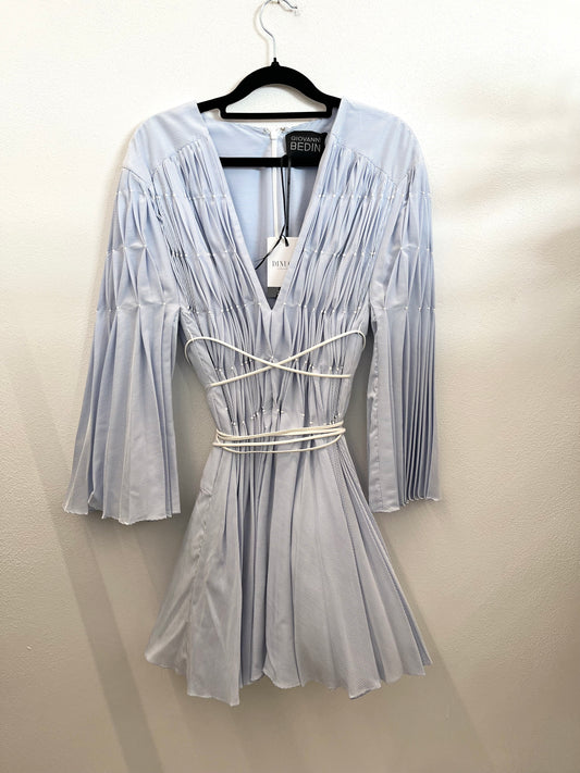 Abito di Giovanni Bedin drappeggiato in seersucker celeste