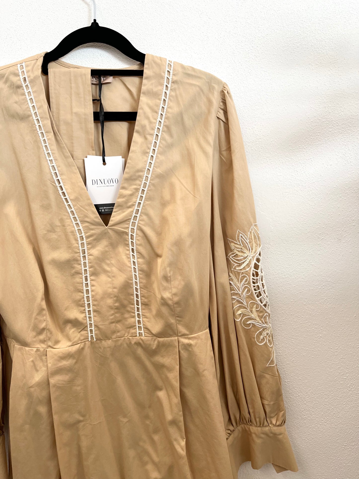 Abito in popeline ocra con ricami