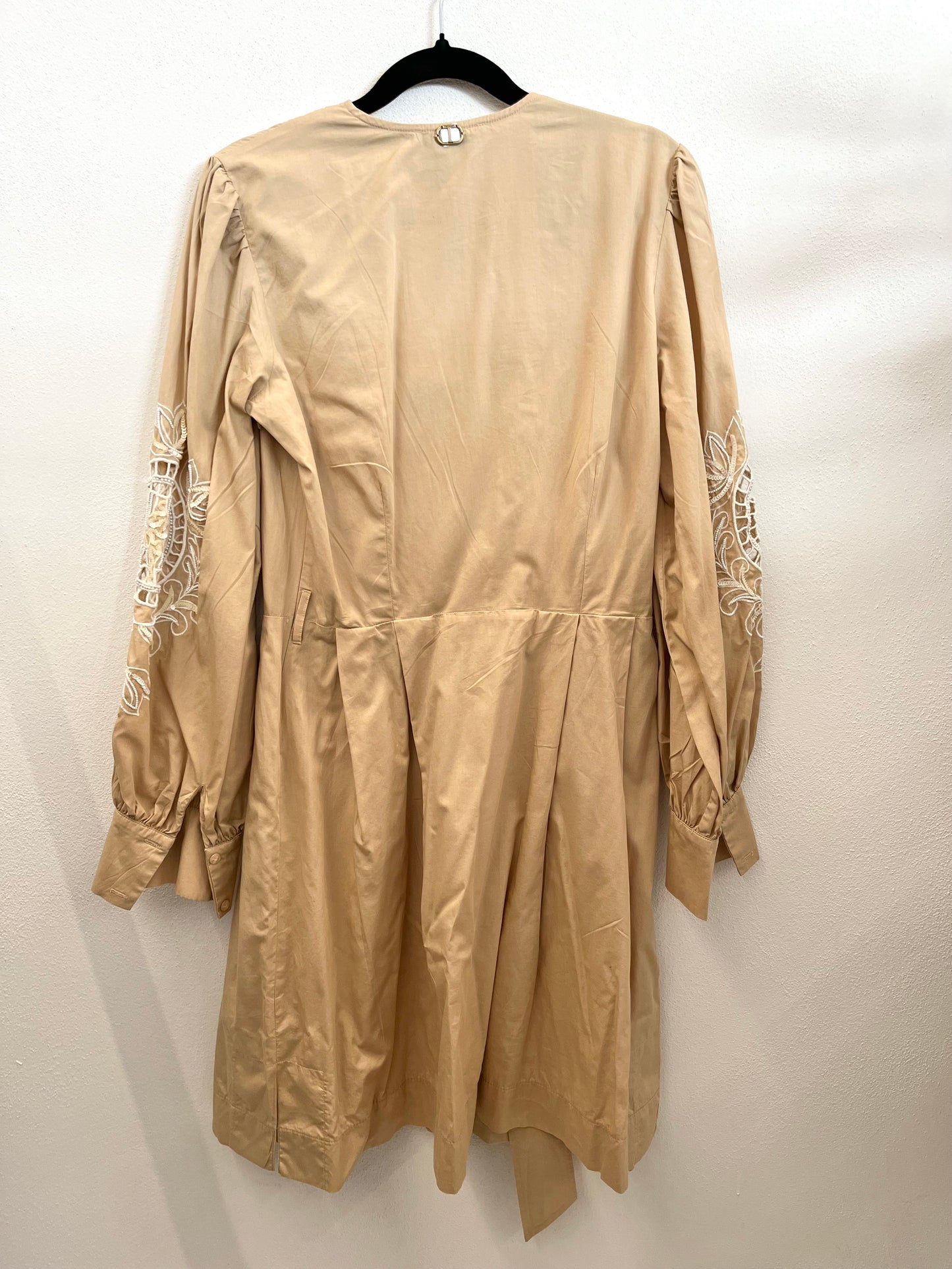 Abito in popeline ocra con ricami