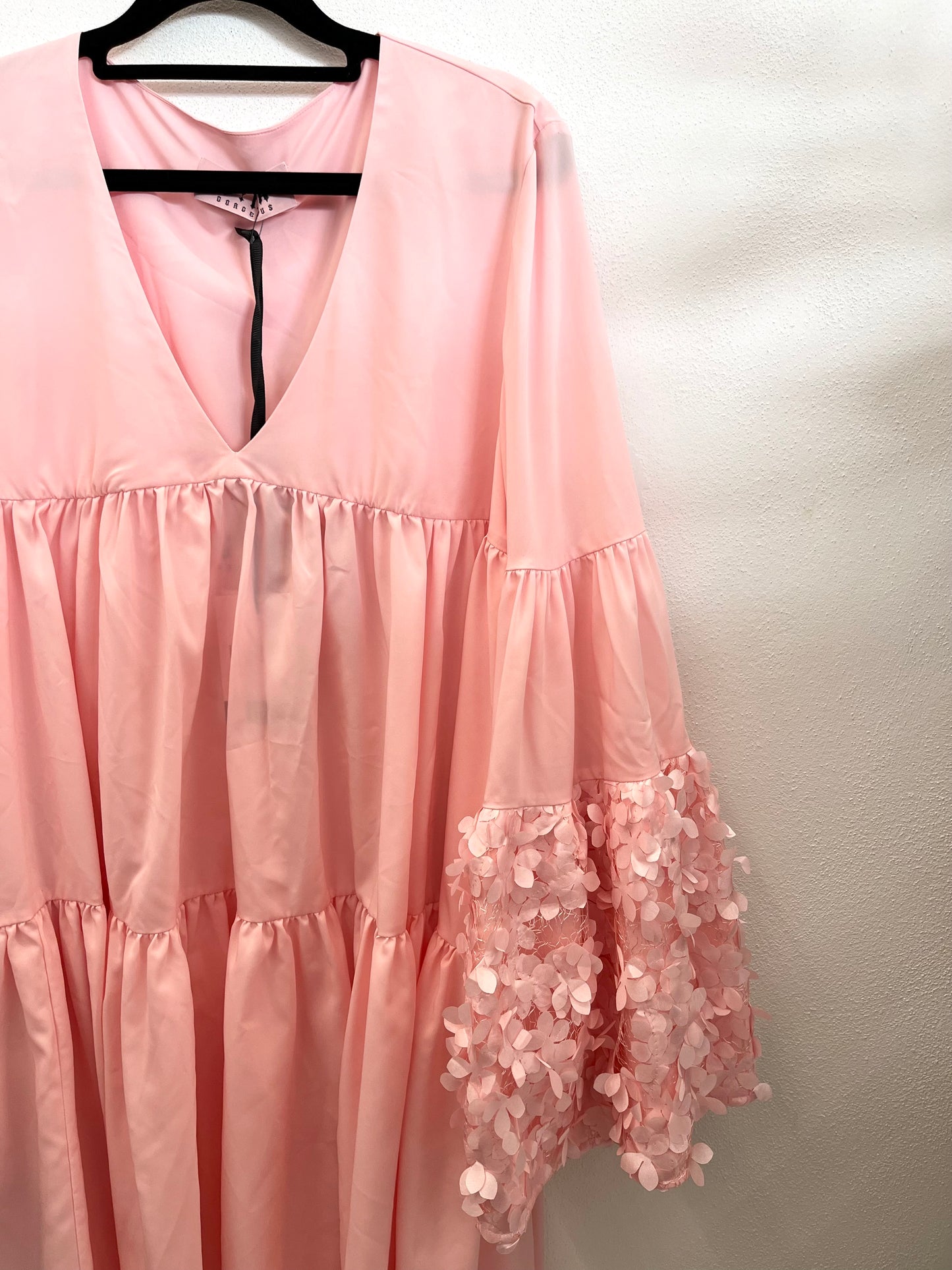 Abito di Gina Gorgeus a balze con maniche con petali 3D