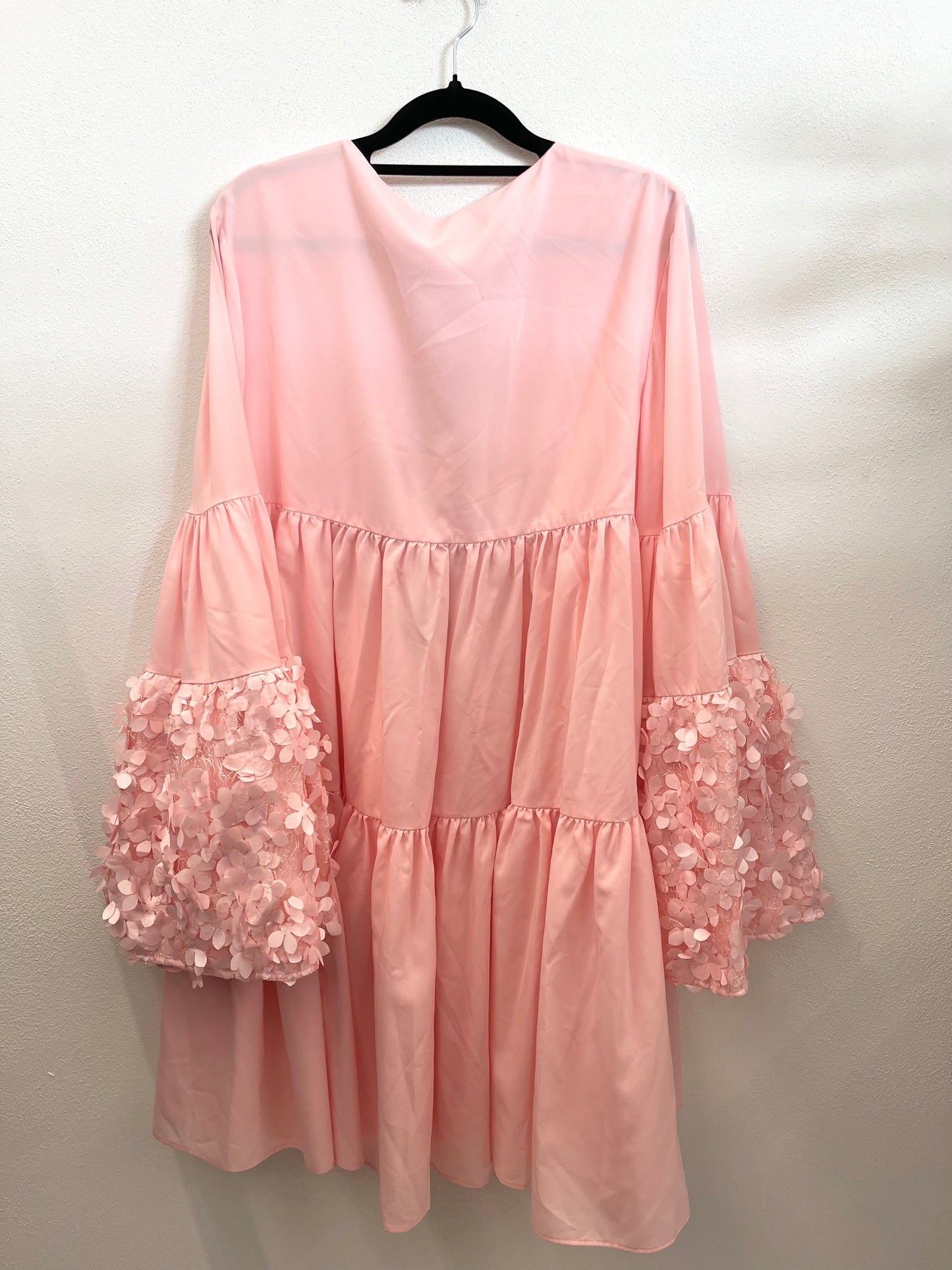 Abito di Gina Gorgeus a balze con maniche con petali 3D