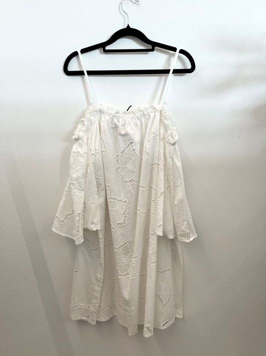 Abito di Isabelle Blanche corto off-the-shoulder con intagli floreali