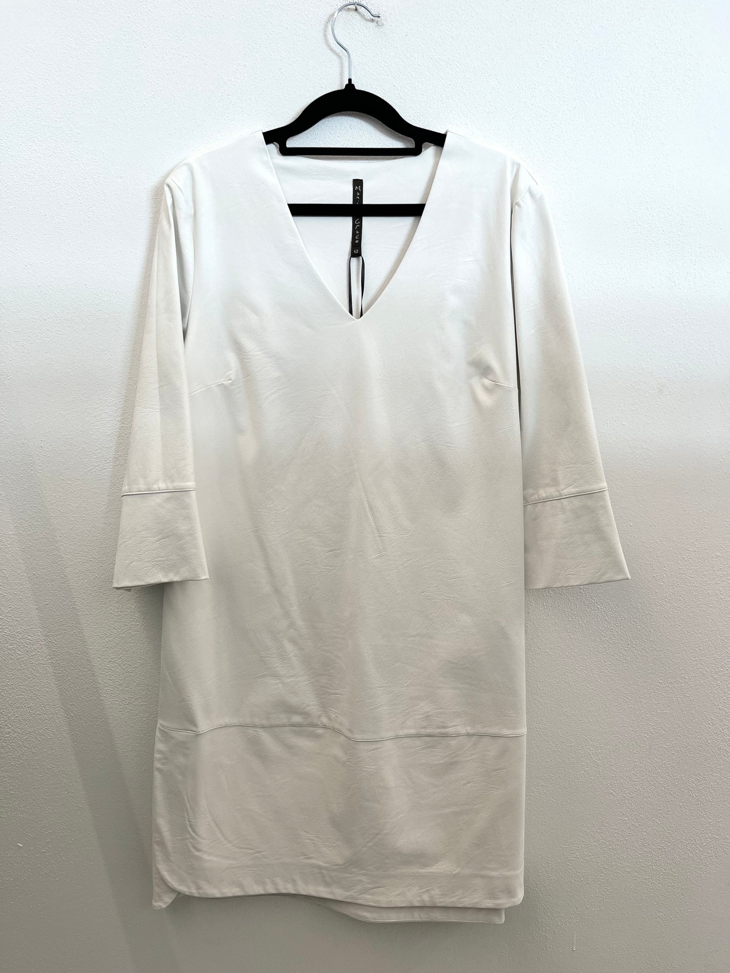 Abito di Manila Grace a trapezio con scollo a V in eco pelle