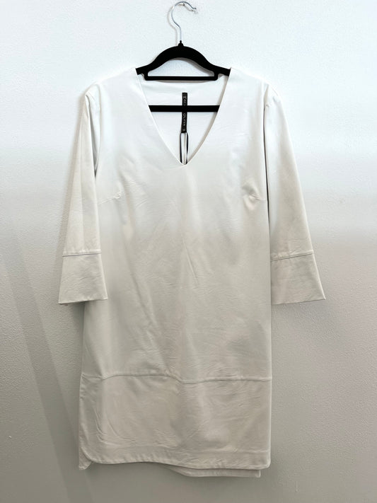 Abito di Manila Grace a trapezio con scollo a V in eco pelle