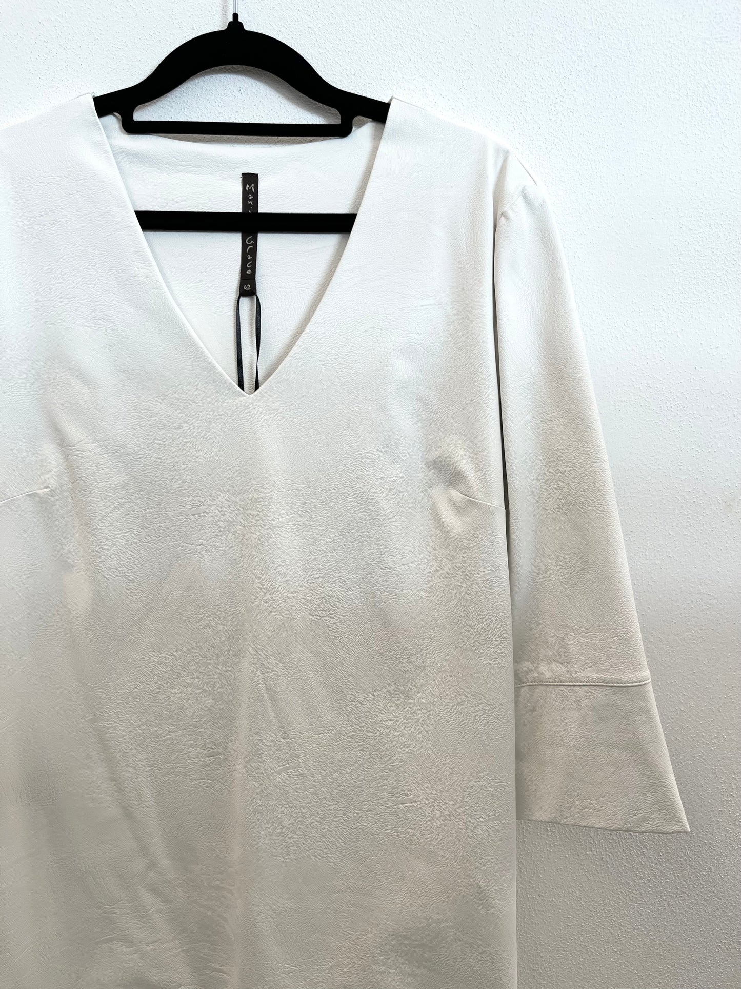 Abito di Manila Grace a trapezio con scollo a V in eco pelle