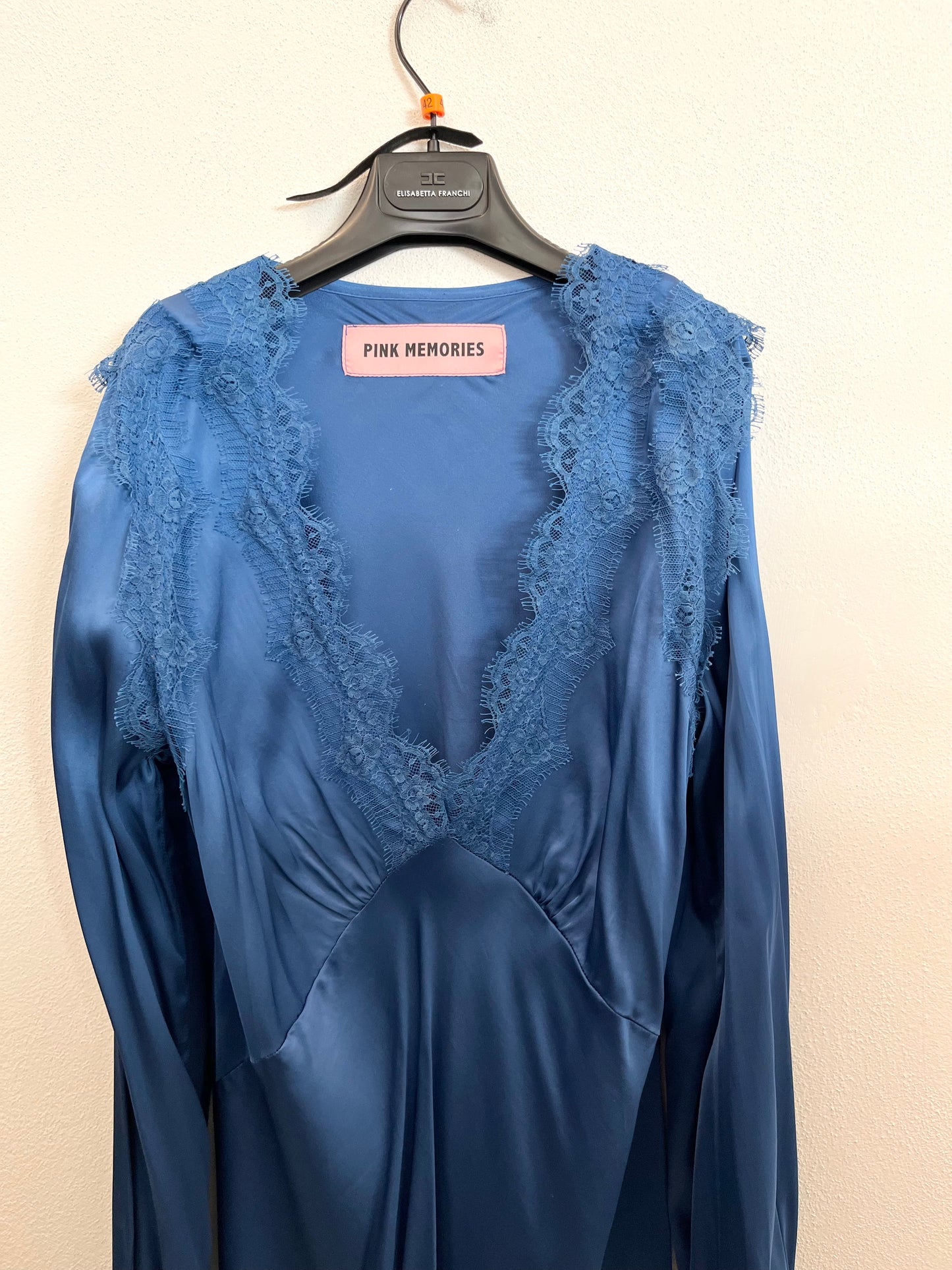 Abito sottoveste di Pink Memories in raso blu cobalto con pizzo