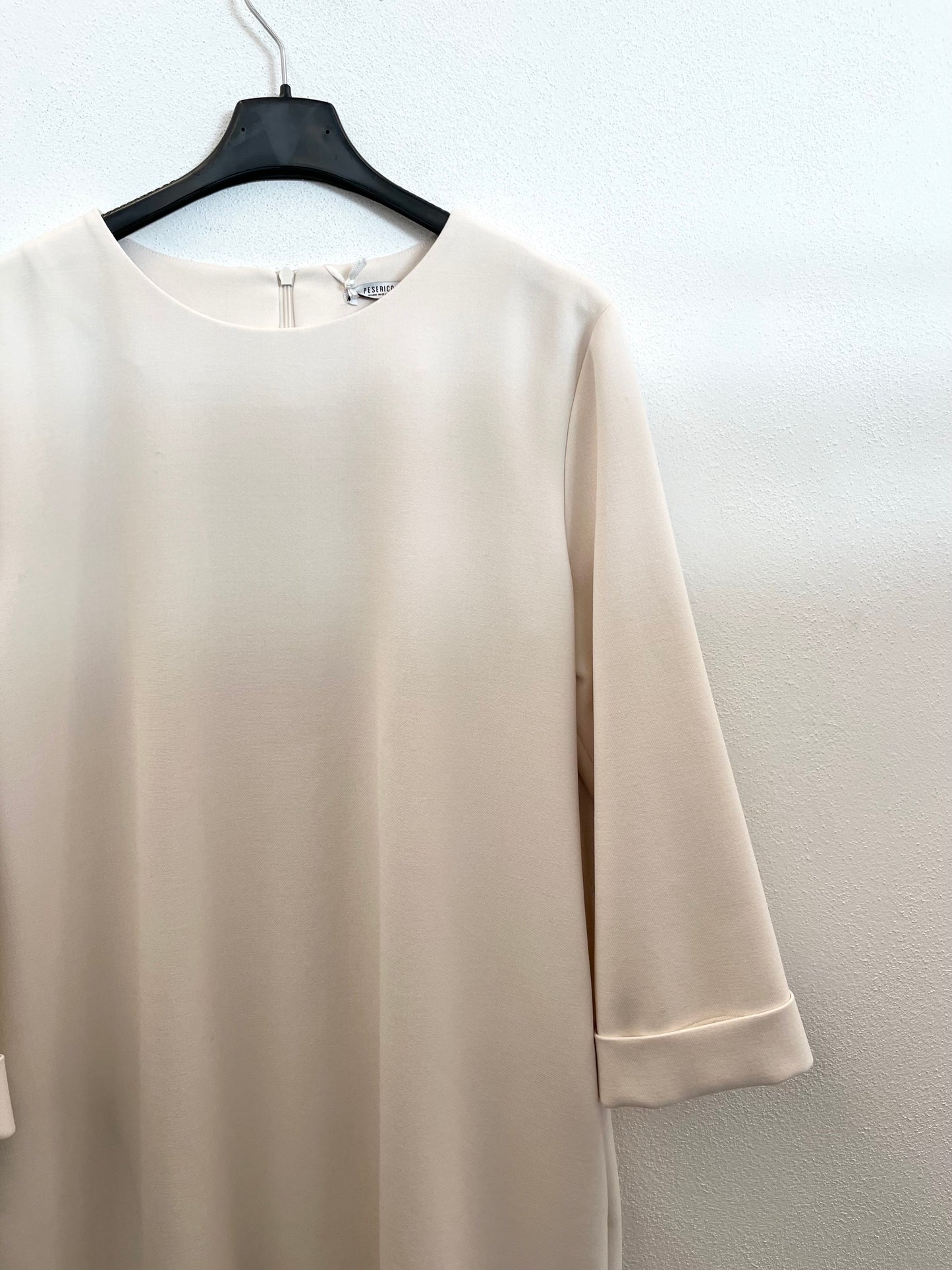 Abito di Peserico a trapezio avorio con fondo asimmetrico