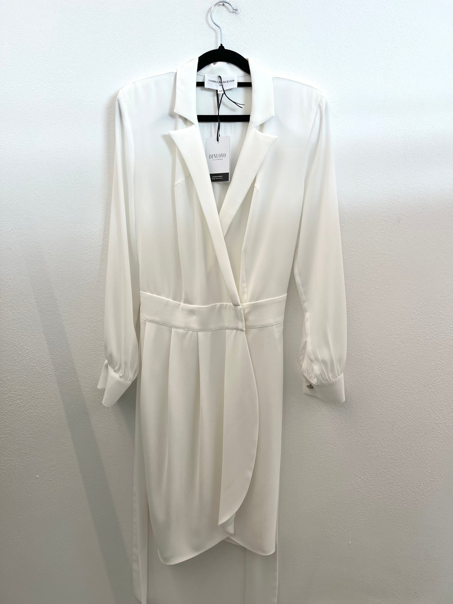 Abito di Maria Grazia Severi chemisier midi bianco con drappeggio asimmetrico