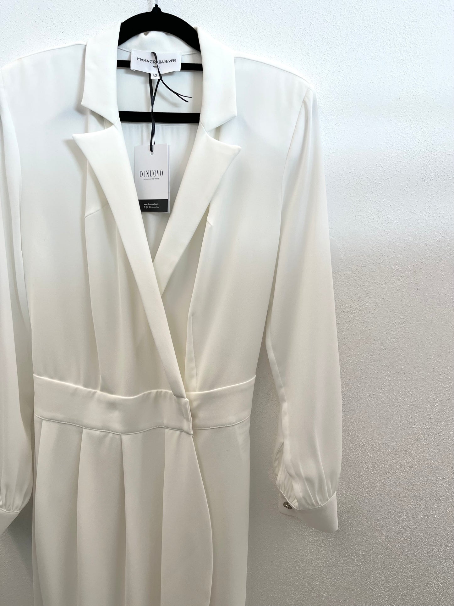 Abito di Maria Grazia Severi chemisier midi bianco con drappeggio asimmetrico