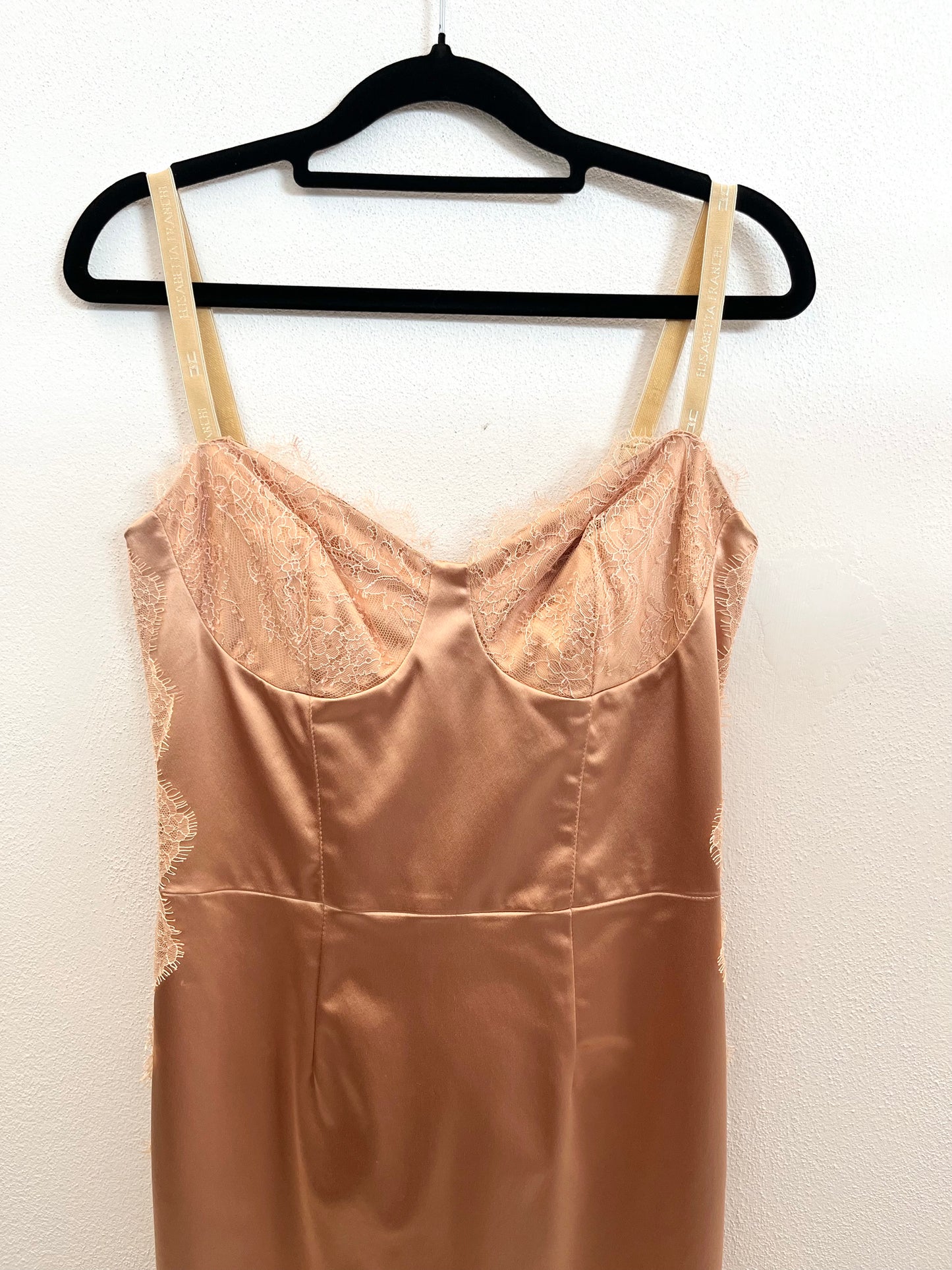 Abito midi di Elisabetta Franchi&nbsp;in raso con bustier e dettagli in pizzo