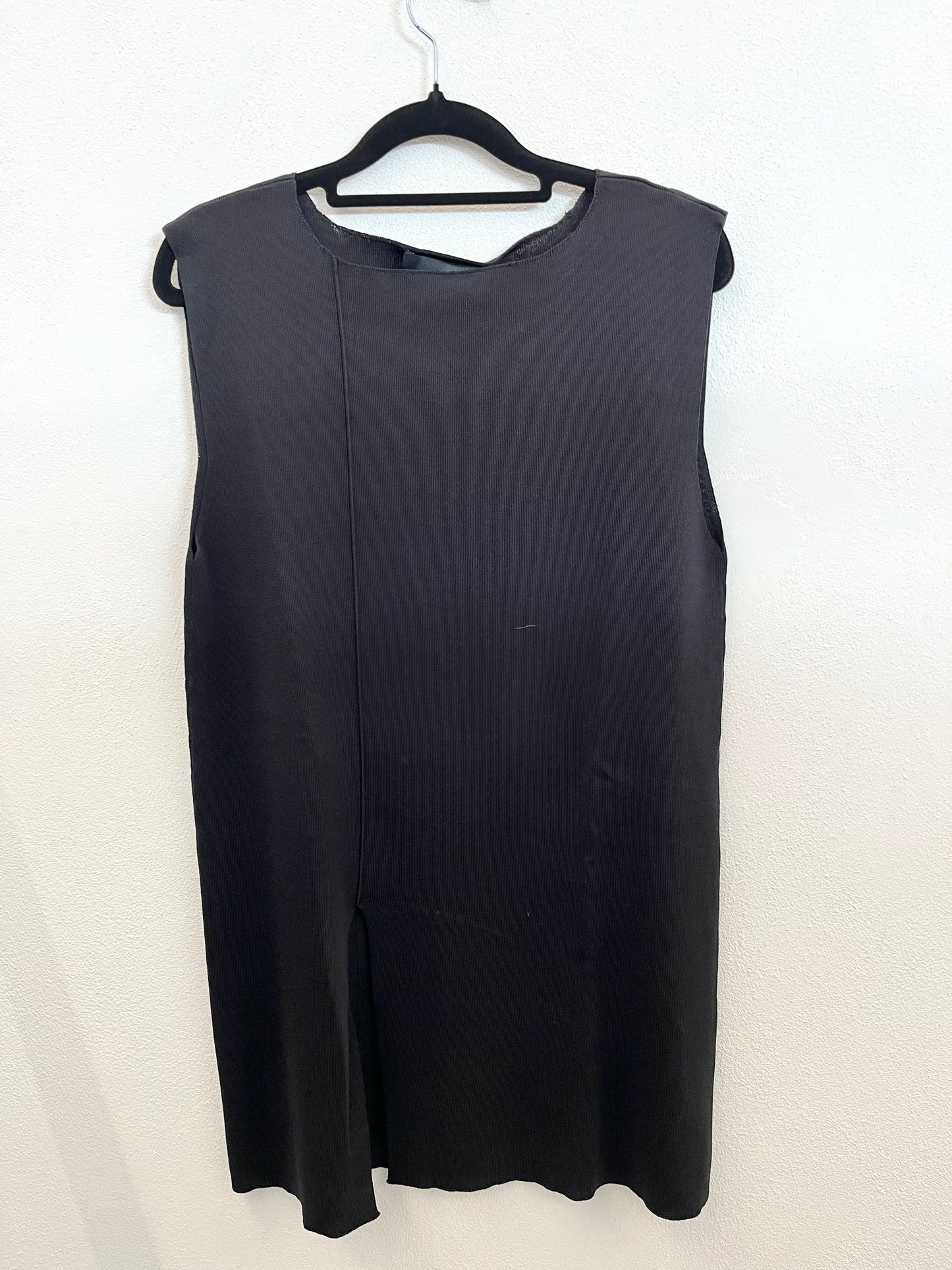Top di Alpha Studio smanicato a coste nero con spacco