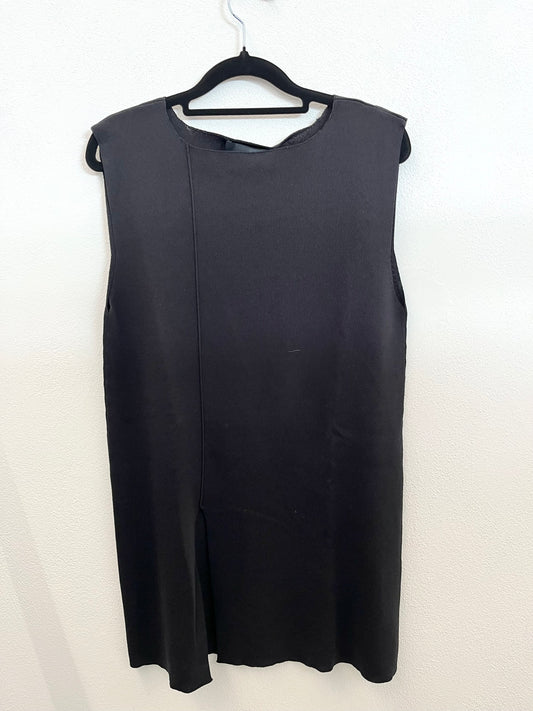 Top di Alpha Studio smanicato a coste nero con spacco
