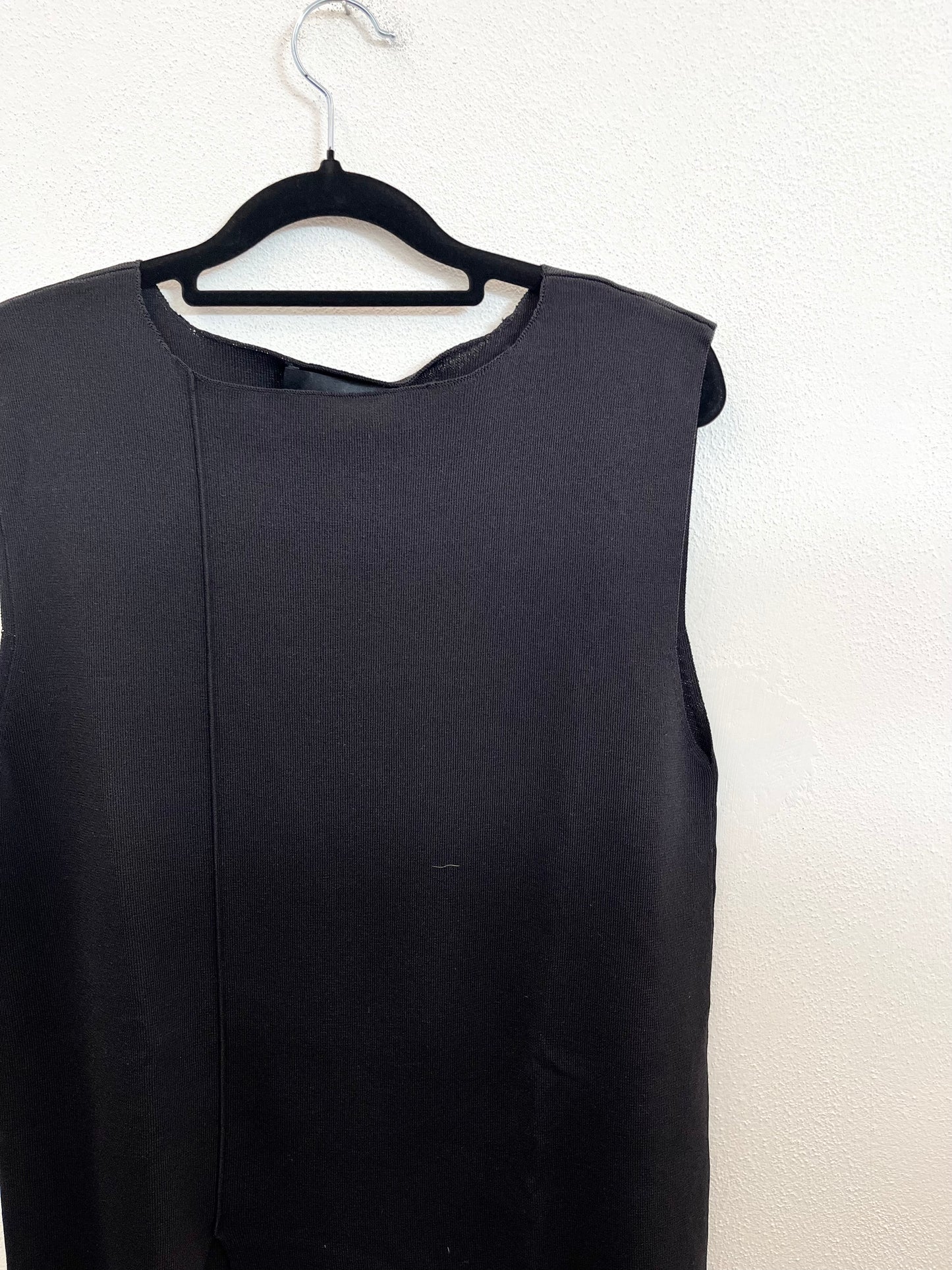 Top di Alpha Studio smanicato a coste nero con spacco