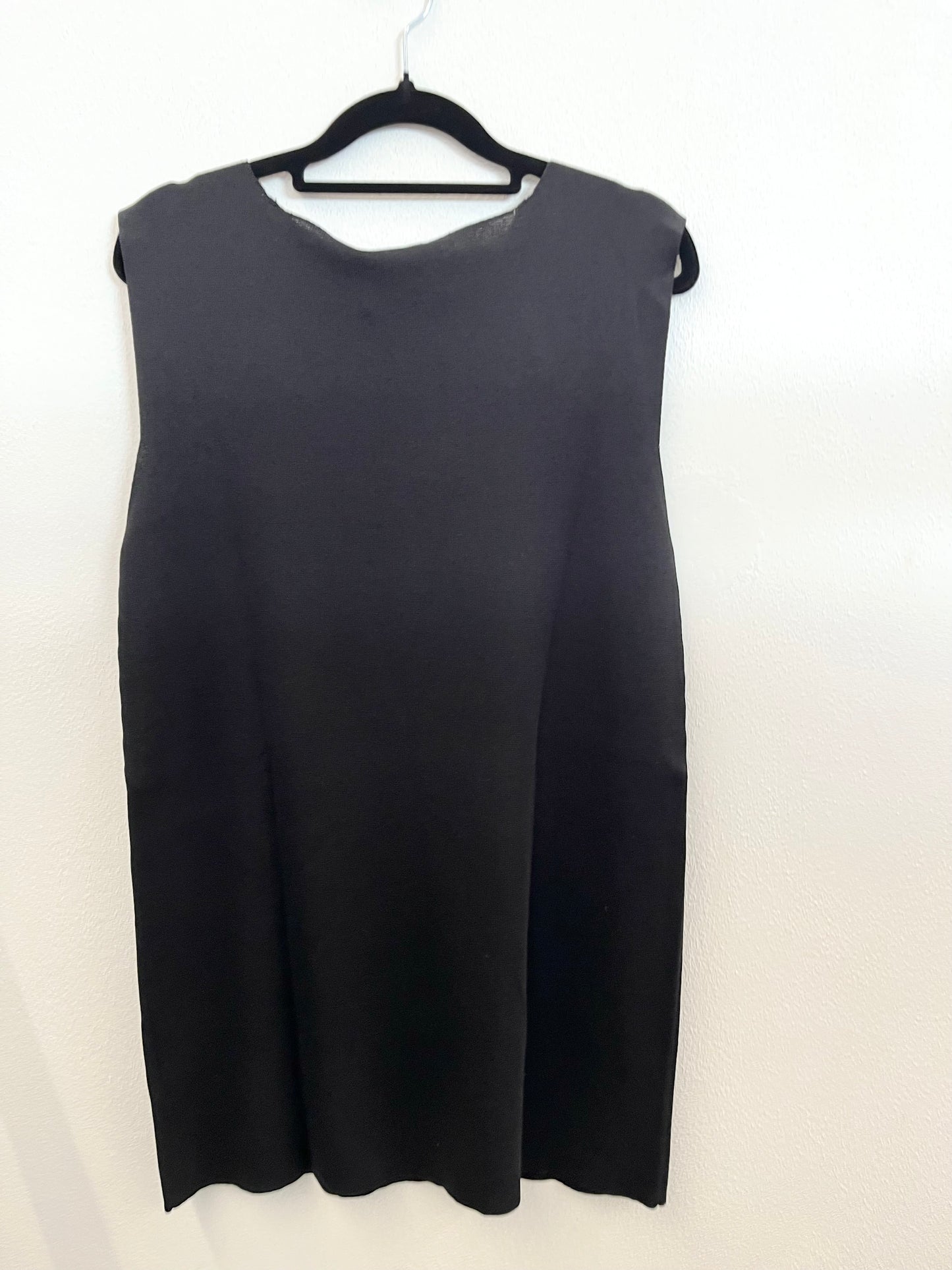 Top di Alpha Studio smanicato a coste nero con spacco