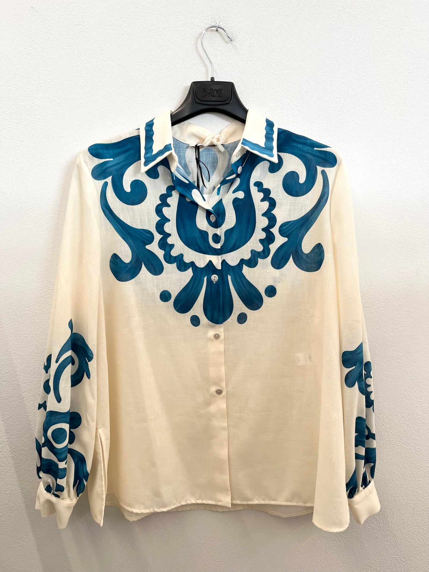 Camicia di Raffaella D'Angelo con fantasia damascata blu ottanio