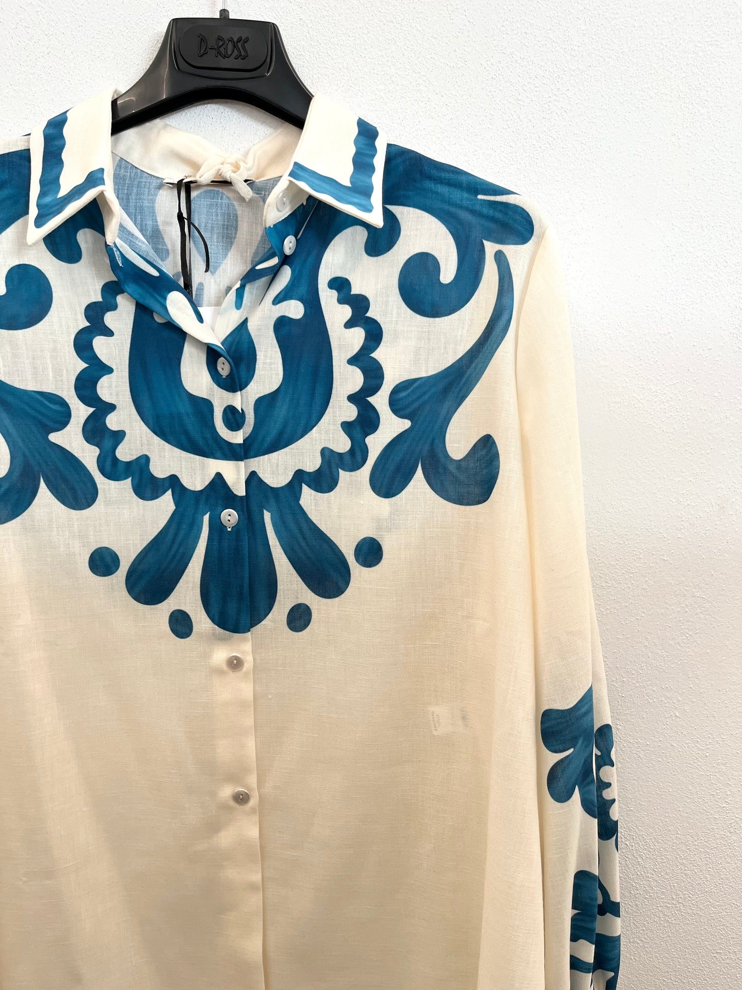 Camicia di Raffaella D'Angelo con fantasia damascata blu ottanio