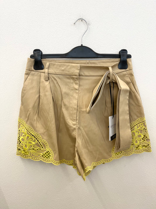 Shorts di Twin Set in gabardine con orlo in macramè